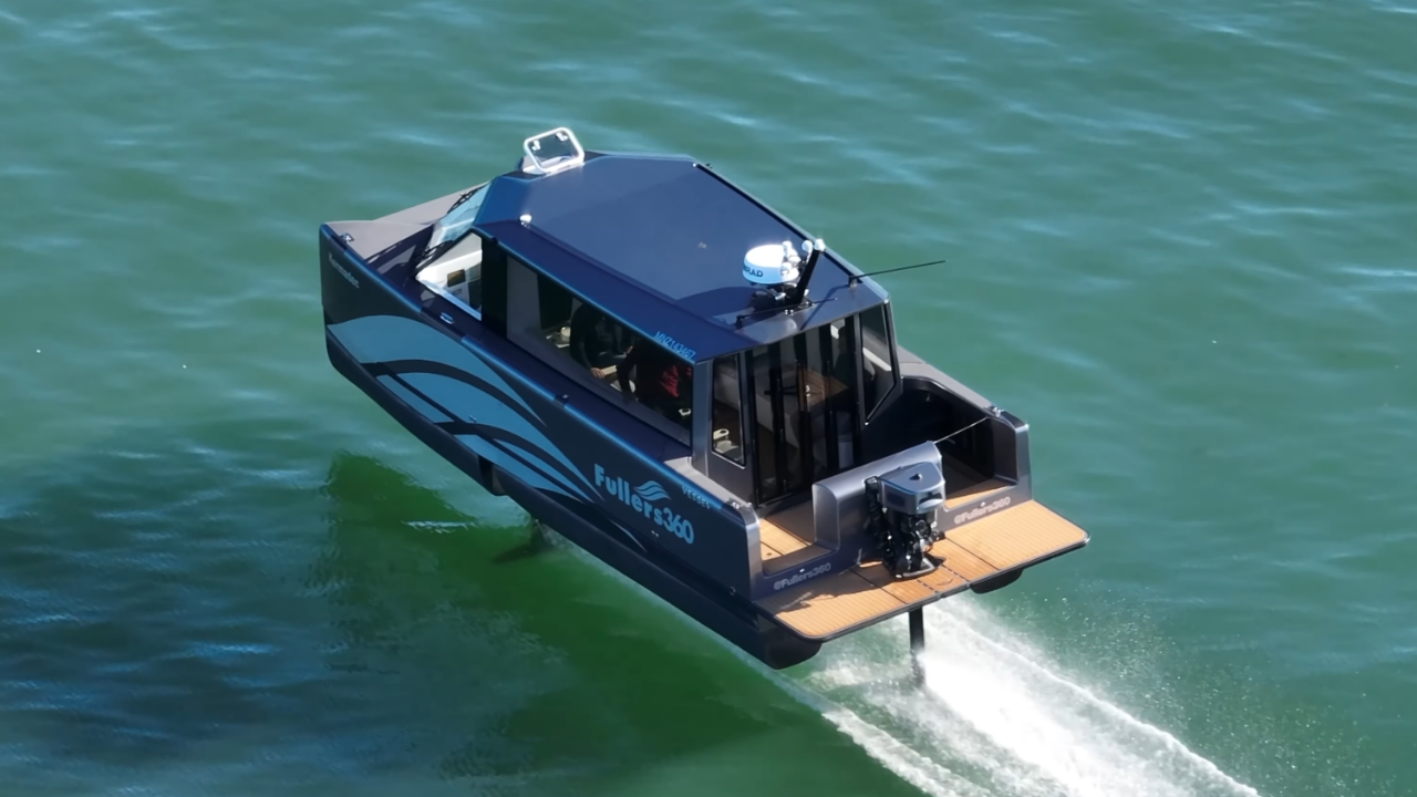 Vista trasera del hidroala eléctrico plateado Vessev VS-9 elevándose sobre el agua.