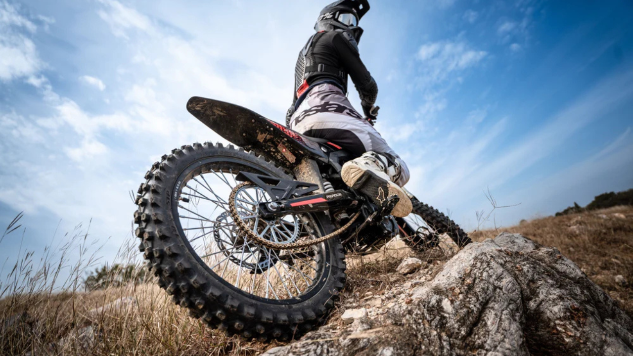 capitanelectro.com | Reseña de la NAVEE Storm X Pro: La Moto de Cross Eléctrica de $5,000 que Sacude el Sendero.
