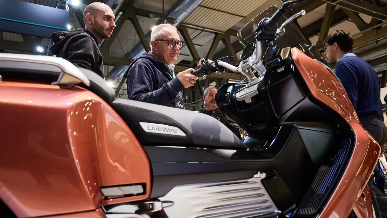 capitanelectro.com | Maxi-Scooter Eléctrico de LiveWire: Rendimiento y Practicidad para Viajeros en EE. UU.