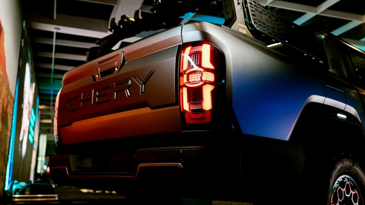 Vista trasera de una pickup eléctrica Chery plateada que muestra el logo en relieve y luces traseras LED verticales.