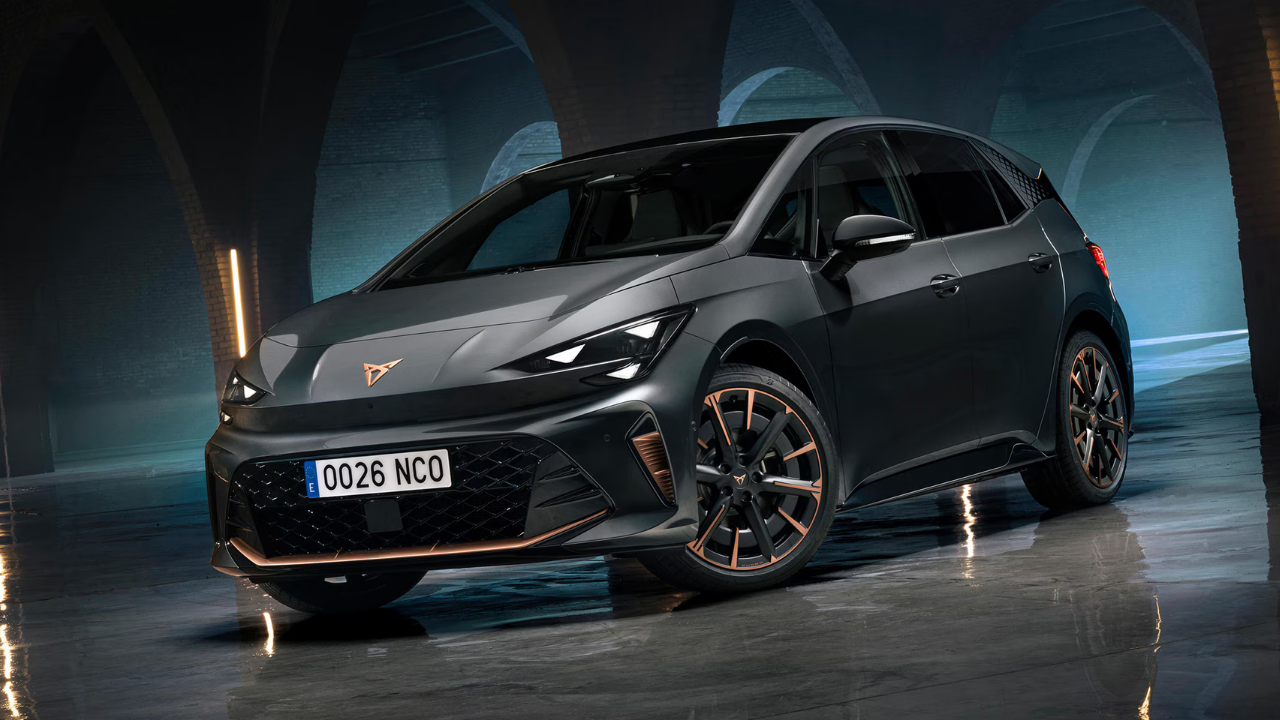 Cupra Born eléctrico gris oscuro con detalles en cobre en un túnel de piedra sombrío.