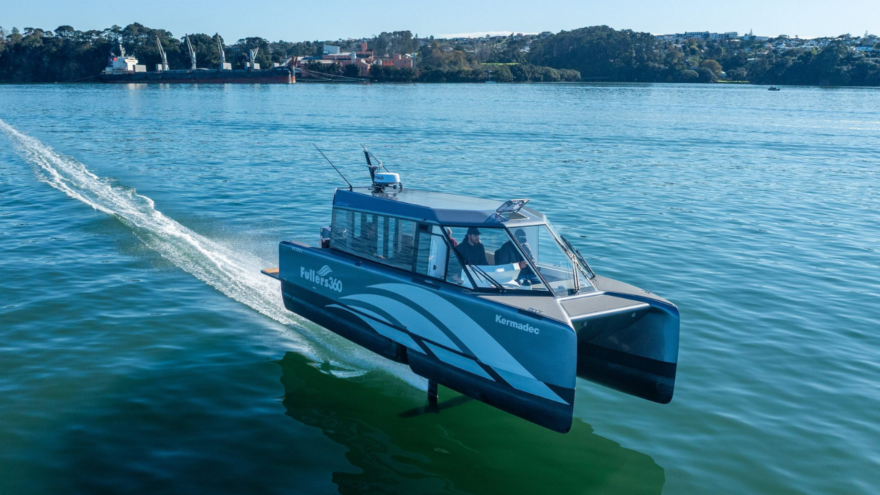 Barco hidroala eléctrico Vessev VS-9 planea sobre el agua en pruebas de transporte marítimo sostenible.