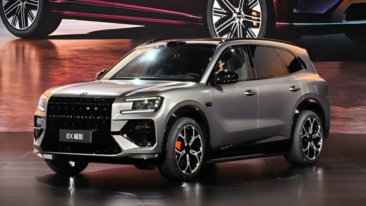 SUV de alto rendimiento Zeekr 8X plateado con pinzas naranjas en su evento de lanzamiento. Potencia híbrida extrema.