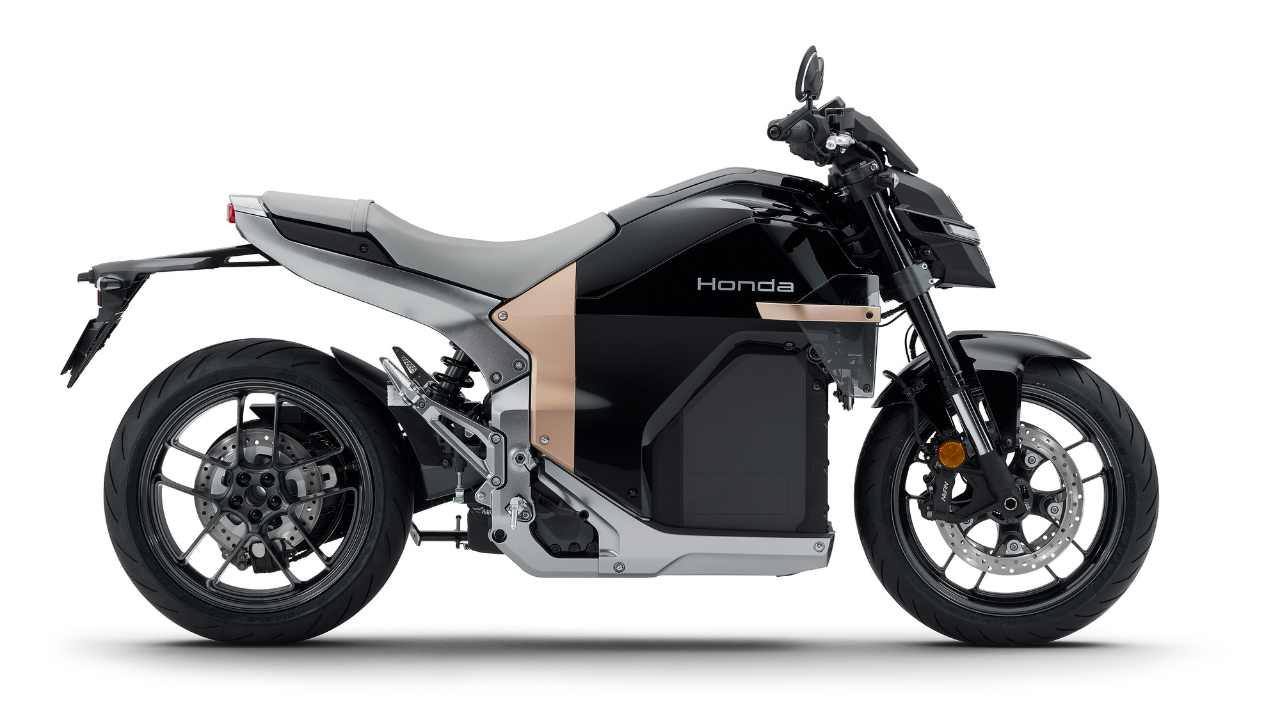 Perfil lateral de una moto eléctrica Honda negra y bronce sobre fondo blanco, resaltando su diseño futurista de EV.