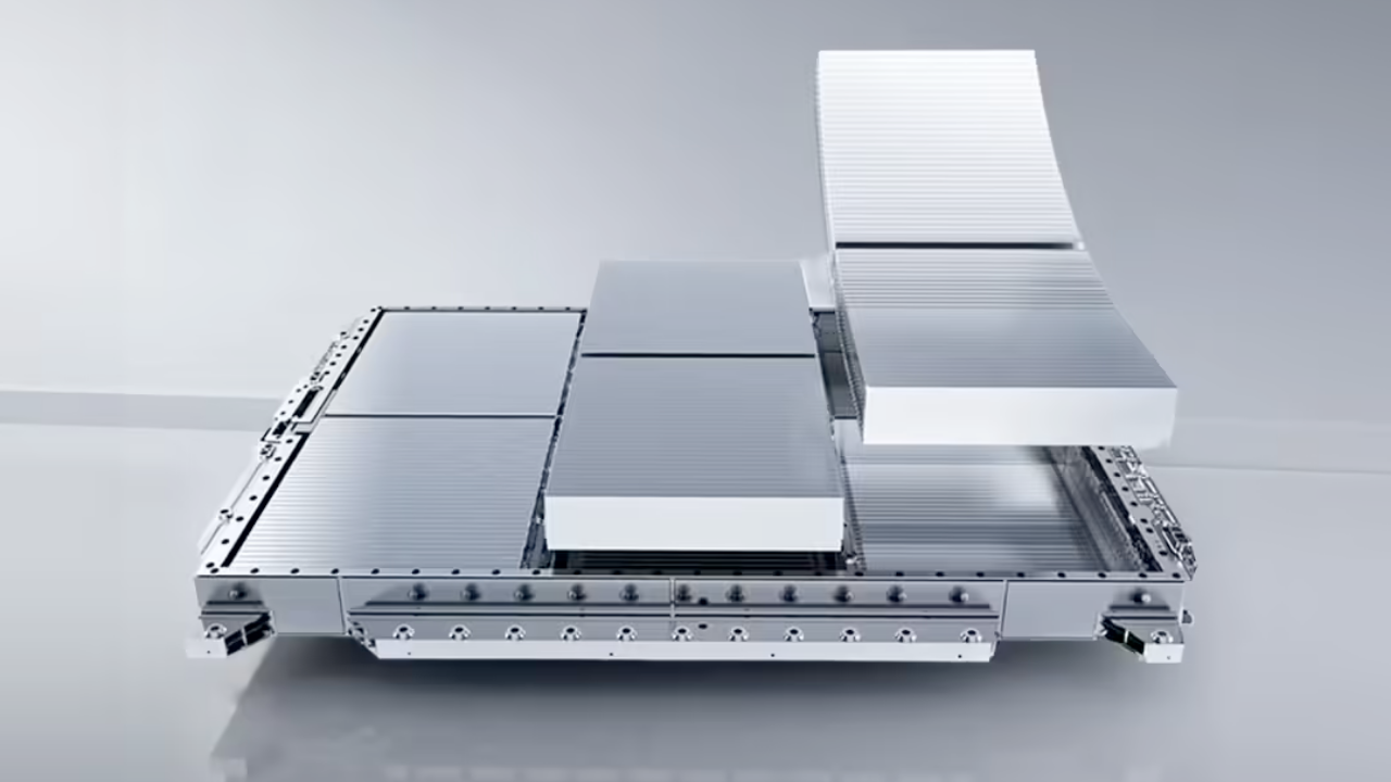 Renderizado de celdas de batería BYD Blade plateadas apilándose en un paquete modular sobre fondo blanco.