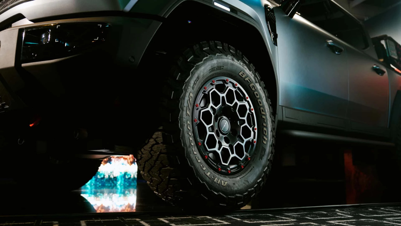 Primer plano de rueda de pickup eléctrica Chery con neumáticos BFGoodrich All-Terrain y llanta hexagonal.