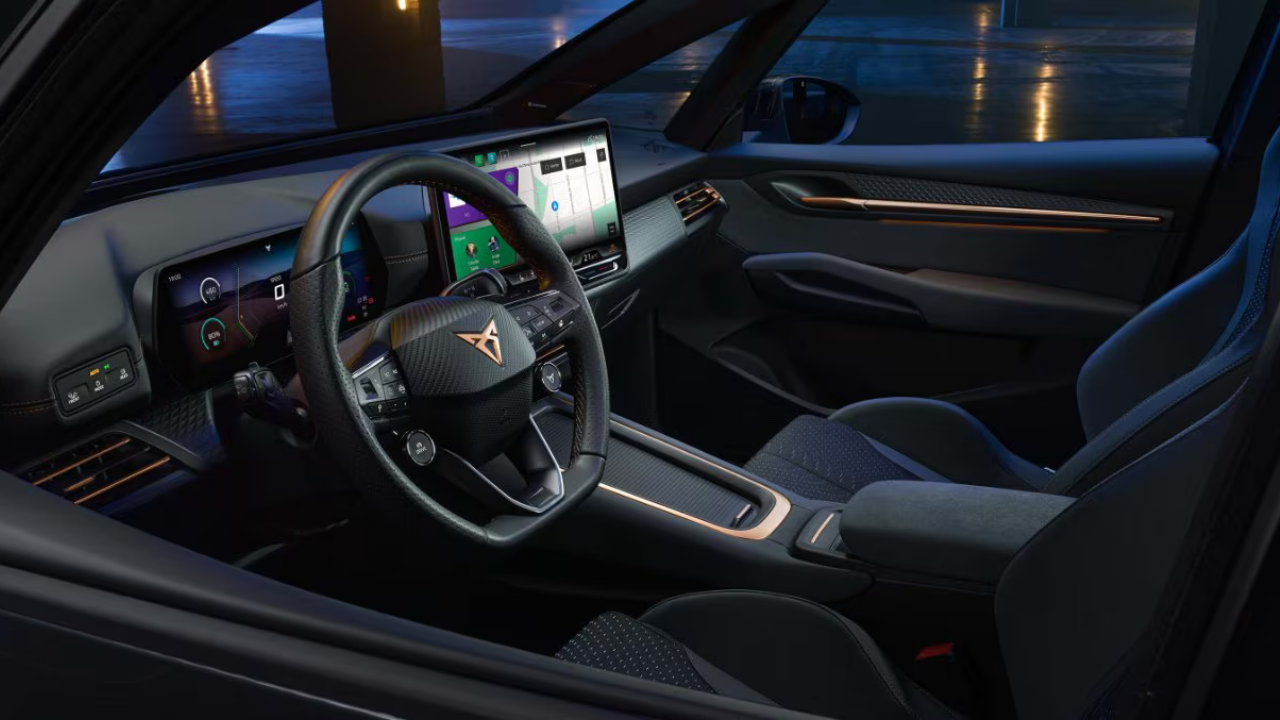 Interior oscuro del Cupra Born con detalles en cobre, asientos deportivos y pantalla de infoentretenimiento de noche.