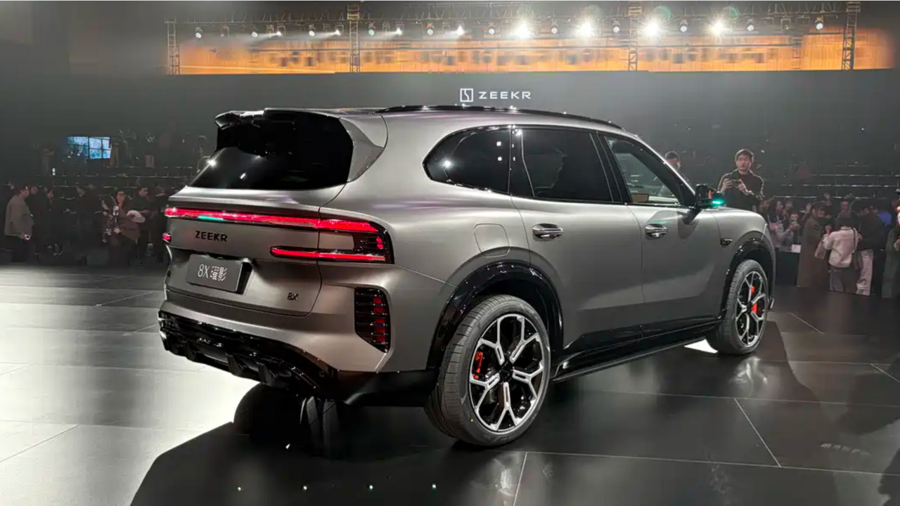 Vista trasera del SUV plateado Zeekr 8X con luces delgadas en su lanzamiento. Diseño de vehículo eléctrico de vanguardia.