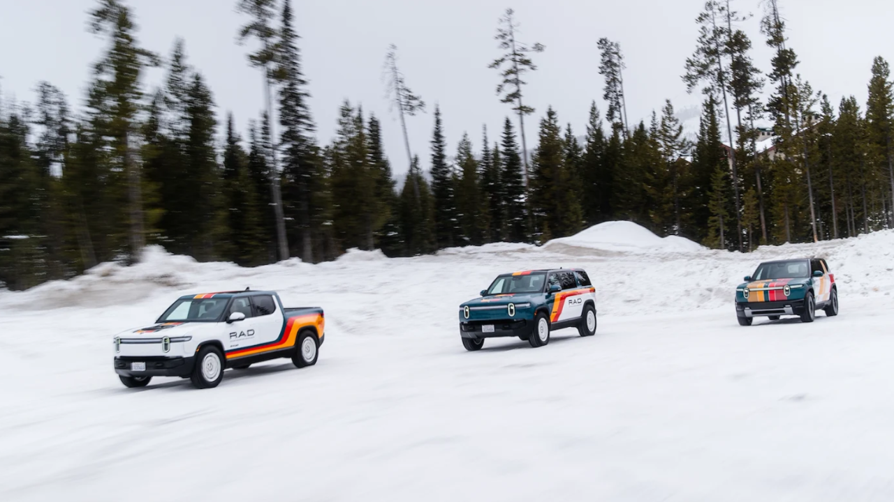 Tres vehículos eléctricos Rivian con diseño retro RAD circulando por un paisaje nevado, destacando su potencia invernal.