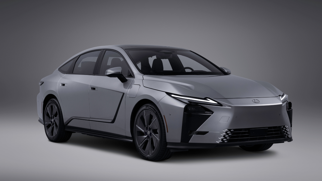 Toma de estudio de un Lexus ES 350e plateado que muestra su perfil aerodinámico y su fascia delantera futurista.