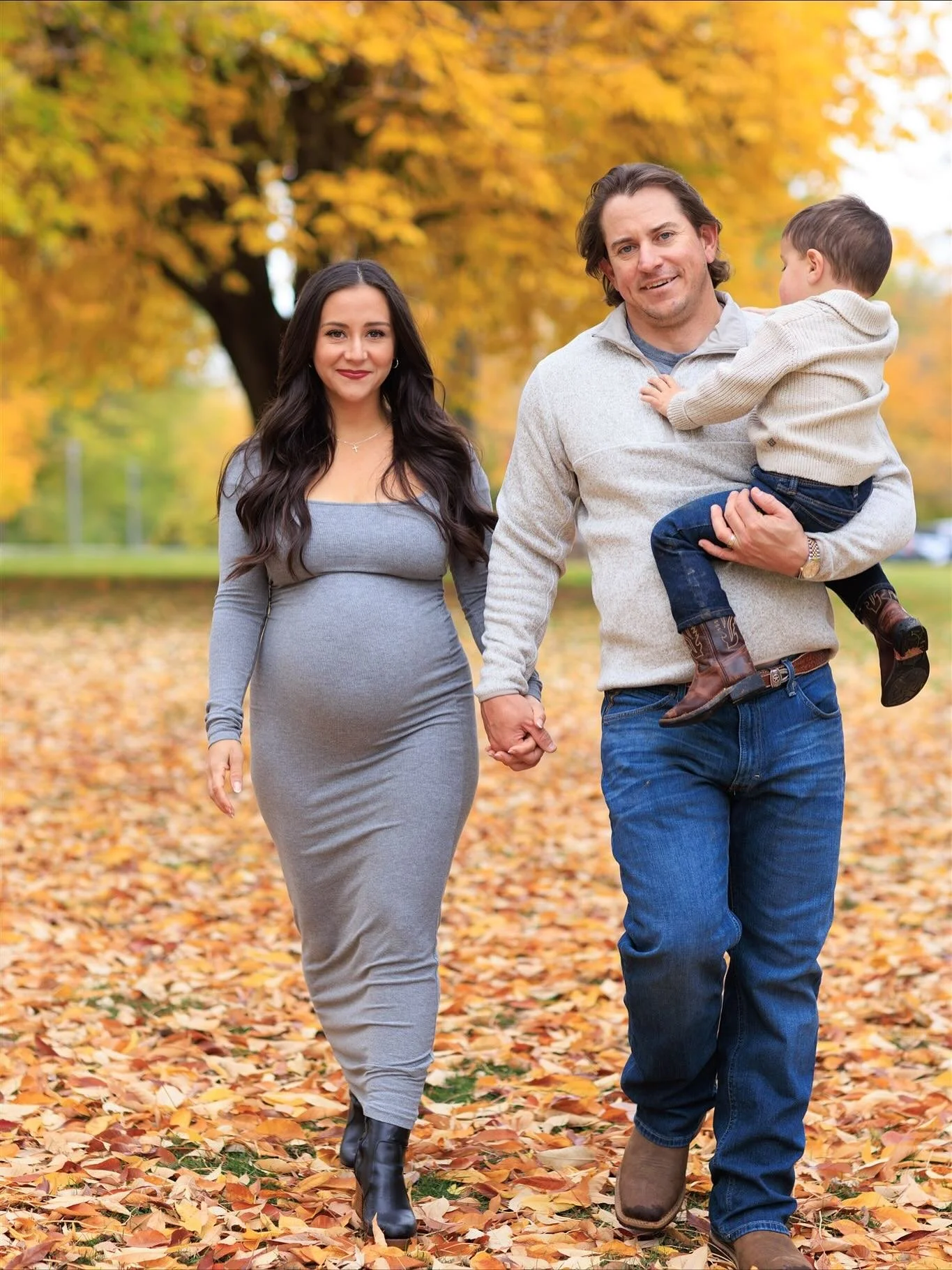 A beautiful fall session celebrating love, family, and new beginnings. 🍂
#CreateMemoriesPhotography #BoisePhotographer #IdahoPhotography #FallFamilyPhotos #MaternitySession #FamilyPhotography #FallPhotoshoot #IdahoFamilies #BoiseFamilyPhotographer #