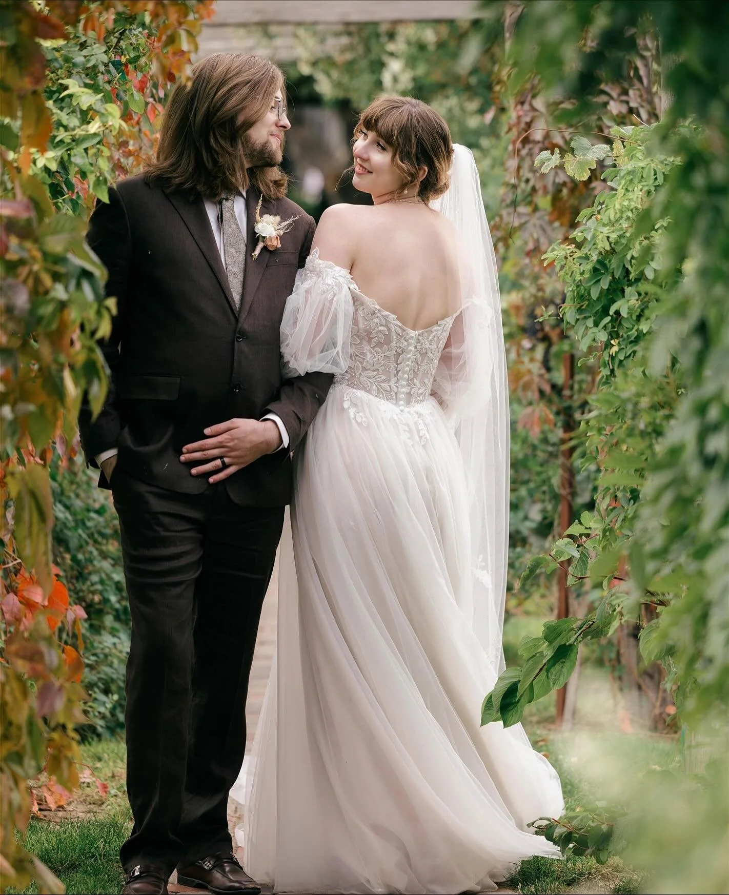 Surrounded by soft greenery and golden light, the couple&rsquo;s day felt intimate, elegant, and full of genuine connection.