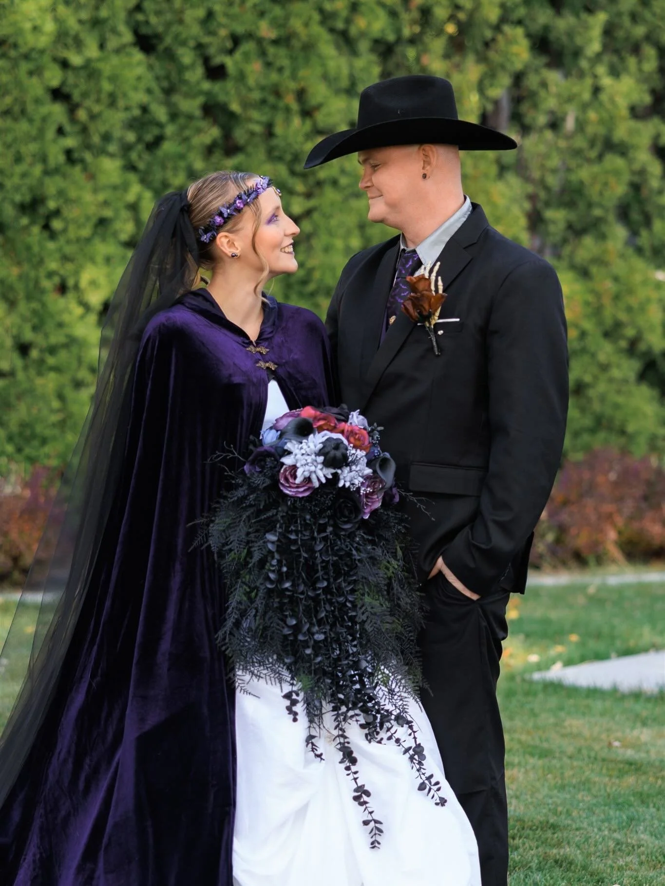 It was an honor to photograph this stunning autumn wedding.
From the bride&rsquo;s elegant violet cape and cascading bouquet to the groom&rsquo;s classic western style, every detail reflected their vision beautifully.
#CreateMemoriesPhotography
#Bois
