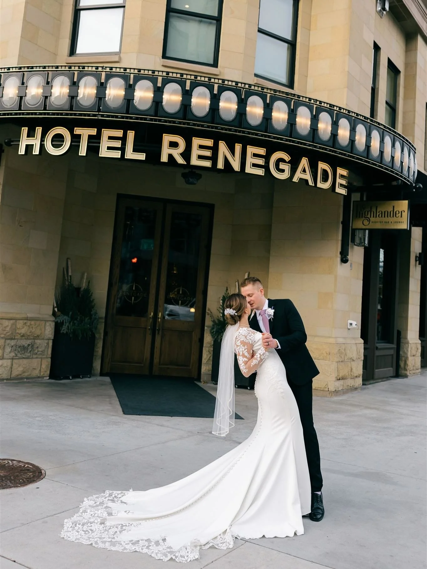 Venue: @hotelrenegade 
Photo : @creatememories_photography 
DJ :  @dj.rileyj 
Coordinator: @fantasyweddingorevents 
Live Painter : @charis.livepainter 
HMU : @bridalbyamberb 
Videographer:  @blakeofaneye