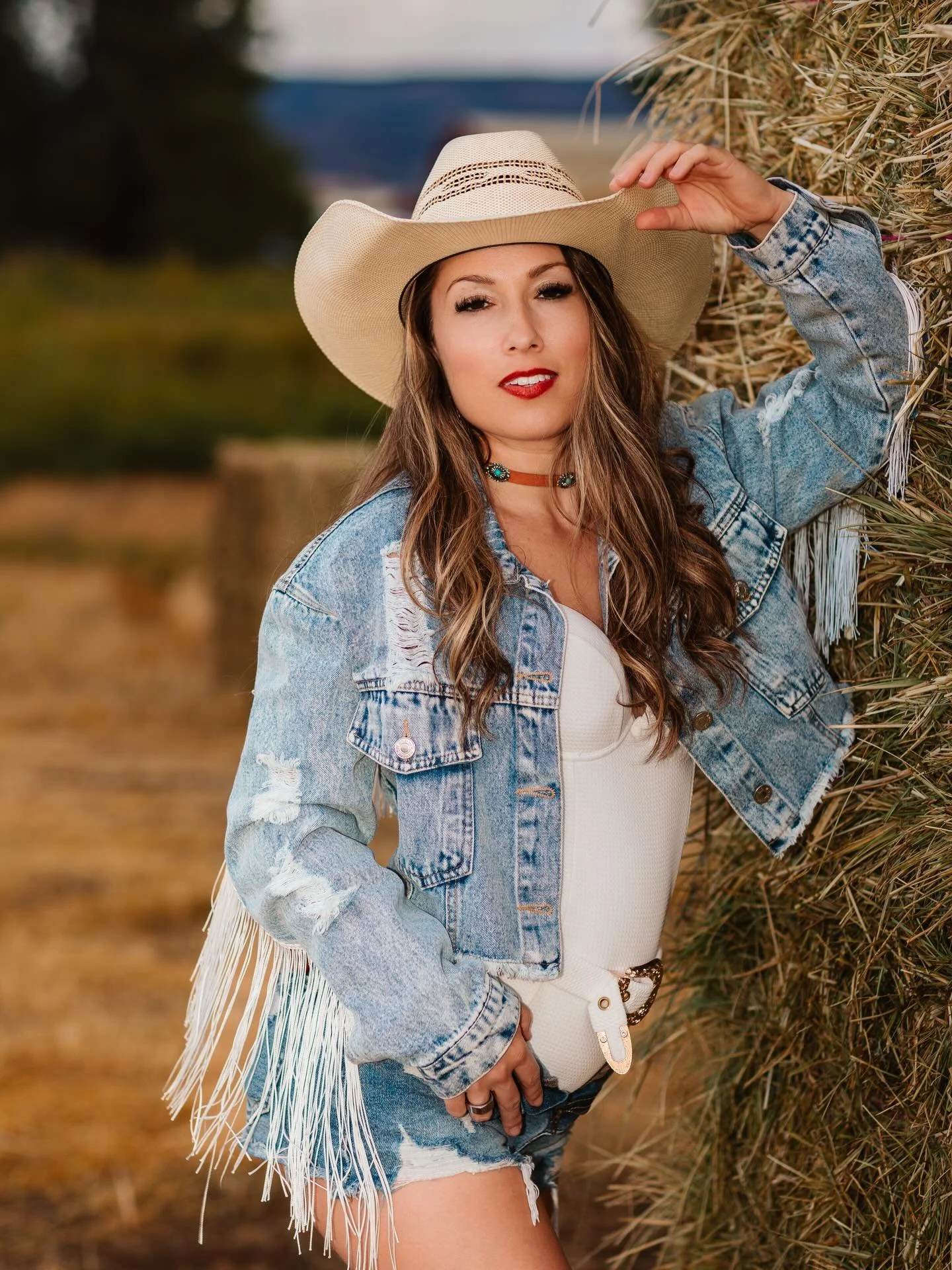 #creatememoriesphotography
#boisephotographer #idahophotographer #westernstyle #cowgirlvibes westernphotoshoot countryaesthetic goldenhourphotography portraitphotography lifestylephotographer creativeportrait