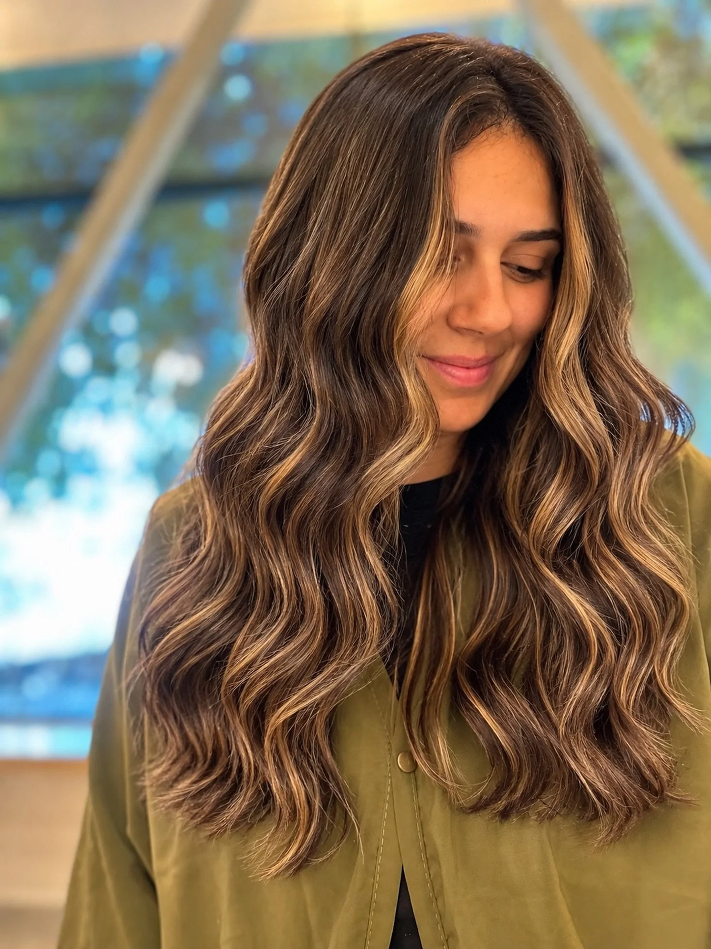 Sunlight has a way of revealing every ribbon of dimension 👌🏽☀️ 
&bull;
&bull;
&bull;
&bull;
&bull;
Balayage/dimensional color/ Bay Area
@aretepro @kayla.v_