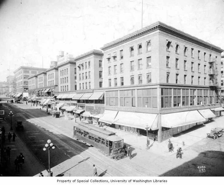 Intersection+at+University+St.,+Seattle,+October+9,+1911.jpg