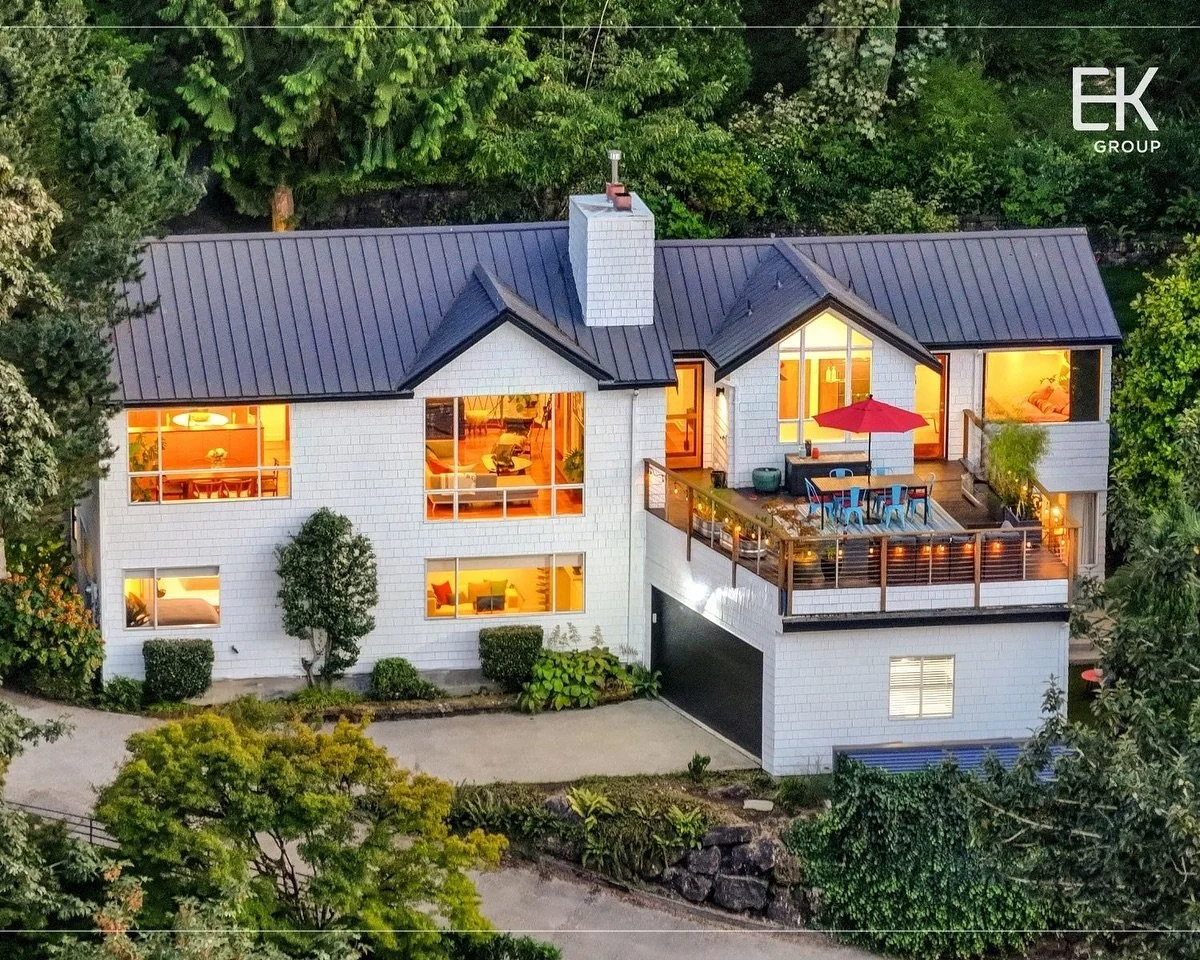 𝐈𝐧𝐭𝐞𝐫𝐥𝐚𝐤𝐞𝐧 𝐓𝐫𝐞𝐞-𝐓𝐨𝐩 𝐂𝐨𝐧𝐭𝐞𝐦𝐩𝐨𝐫𝐚𝐫𝐲 | Live out Olmstead&rsquo;s dream in Interlaken Park. One of five distinguished residences in a private enclave, this custom tree-top contemporary designed by PNW architect Jake Lounsbury 
