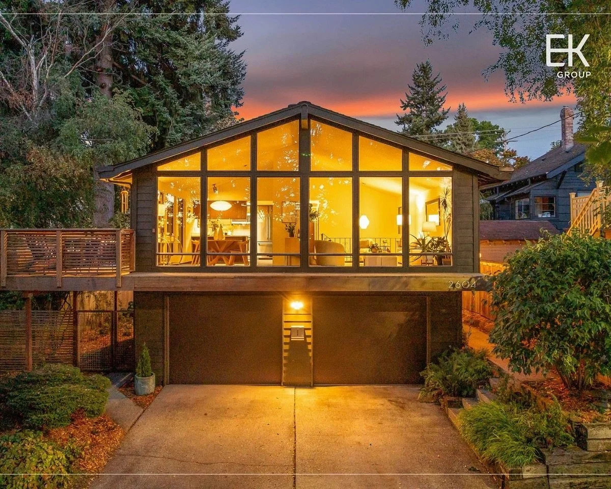 𝐒𝐚𝐧𝐜𝐭𝐮𝐚𝐫𝐲 𝐢𝐧 𝐭𝐡𝐞 𝐂𝐢𝐭𝐲 | Tucked between towering heritage elm and Douglas Fir on a tranquil curve near the Top of the Hill, this rare Queen Anne Contemporary blends mid-century aesthetics with modern ease. 

Floor-to-ceiling windows 