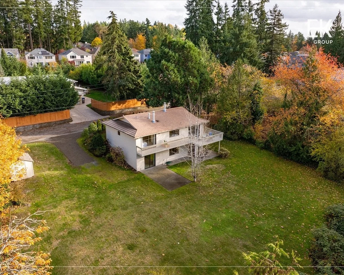 𝐍𝐞𝐰𝐜𝐚𝐬𝐭𝐥𝐞 𝐍𝐚𝐭𝐮𝐫𝐞 𝐑𝐞𝐭𝐫𝐞𝐚𝐭 | Placed peacefully on a quiet, tree-lined lane, discover a pastoral PNW sanctuary where nature meets livability. 

This well-cared-for poet&rsquo;s residence invites the outdoors in with west-facing win