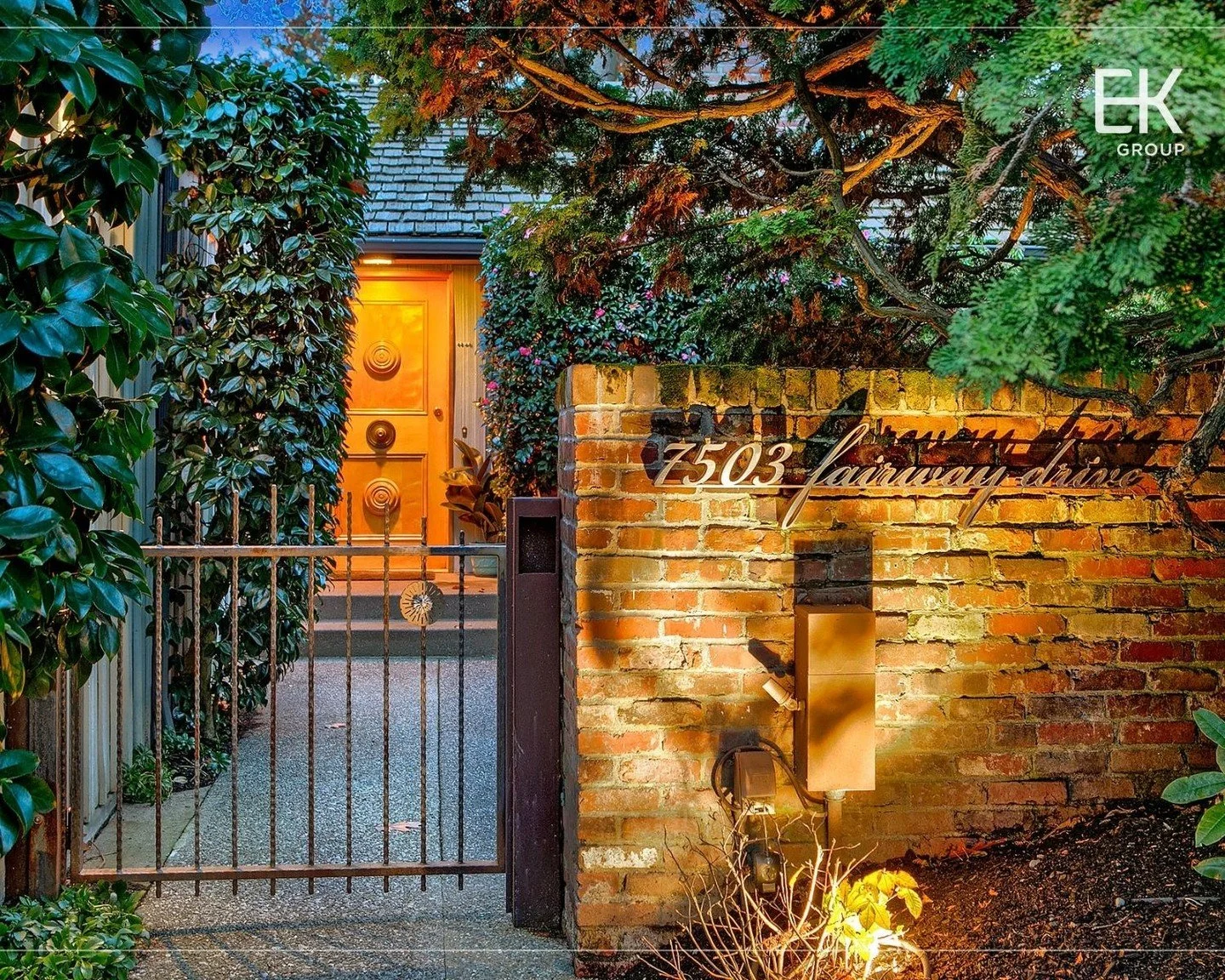 𝐅𝐚𝐢𝐫𝐰𝐚𝐲 𝐨𝐧 𝐭𝐡𝐞 𝟒𝐭𝐡 𝐆𝐫𝐞𝐞𝐧 | Luxurious compound expansively sited on a 10554 SF corner lot adjacent to the brilliant emerald 4th putting green of coveted Sand Point Country Club.

This superbly designed one-level rambler features a 