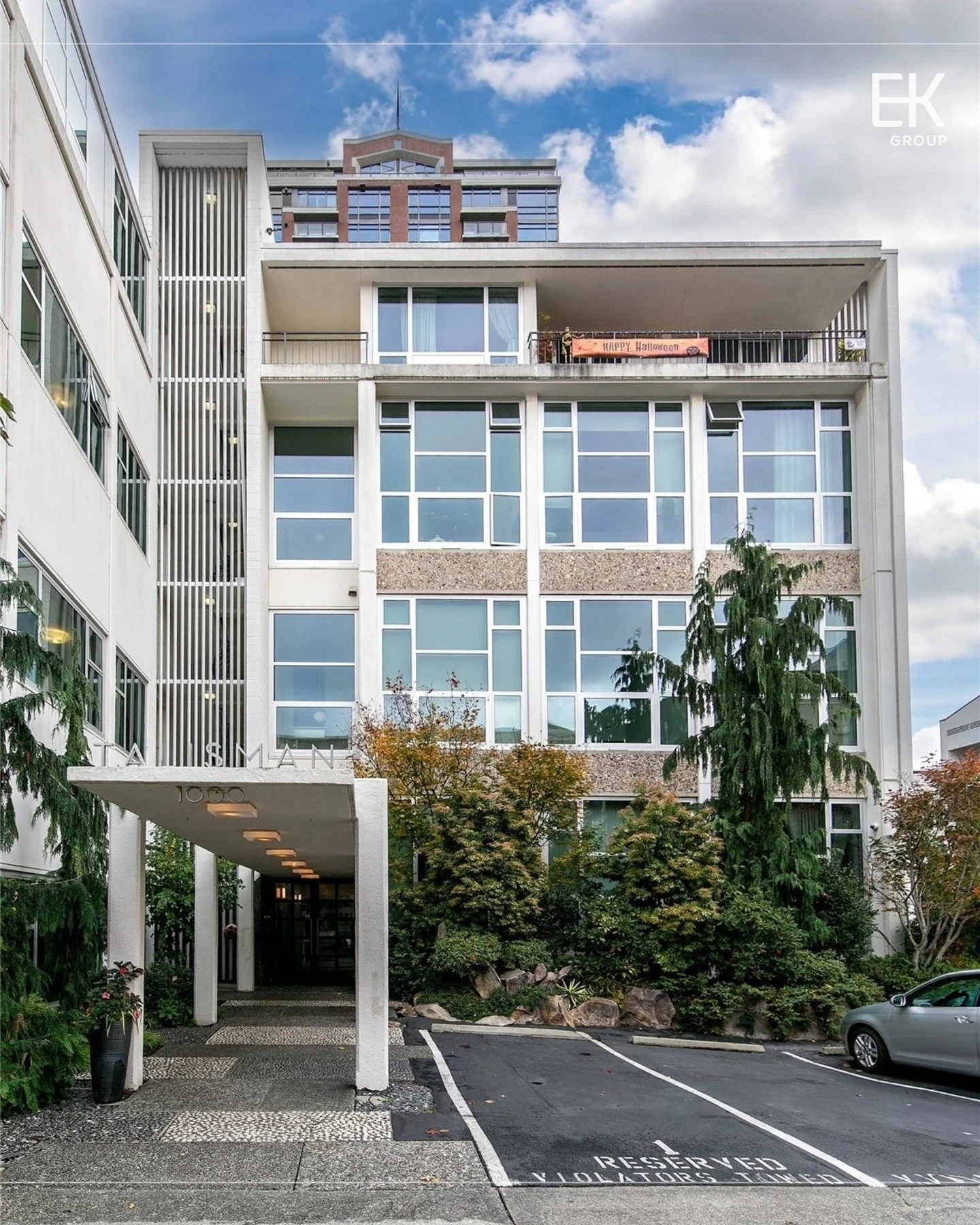 Own a piece of Seattle&rsquo;s iconic mid-century architecture at the 1965 Talisman designed by Kieth Nissen. 

Tucked away down a quiet street lined with big leaf maples at the base of First Hill, discover a light-filled loft-style 1-bedroom condo w