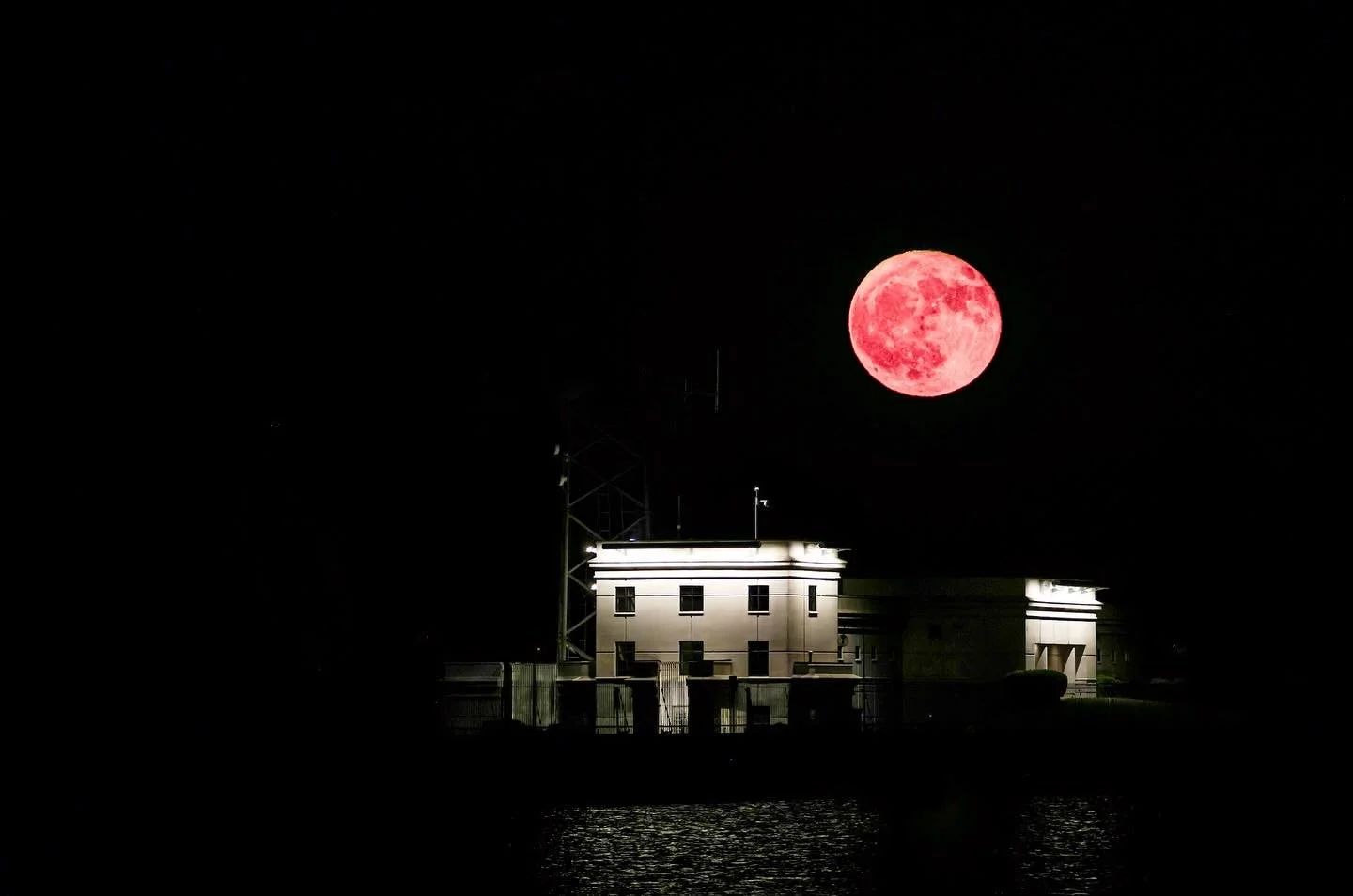 Strawberry Full Moon over Rochester, NY.

The Cobb Hill reservoir in Rochester has lots to like about photography. It is high, dark, with many view point. 
Only problem, the full Moon raise on the SE while the lighted building is in the north &hellip