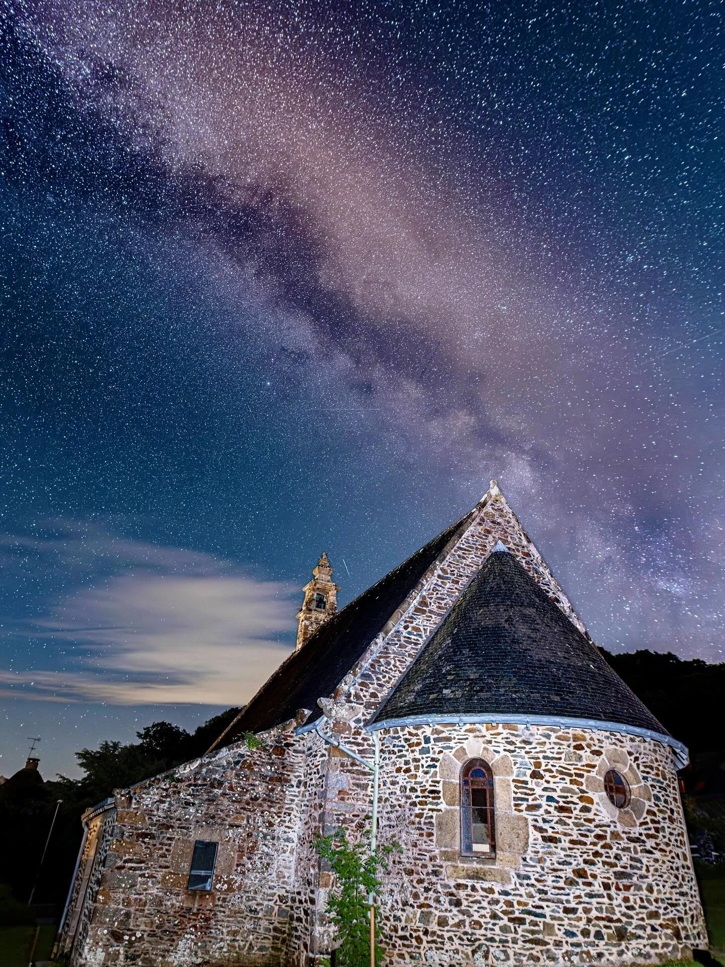 Living on a sailing boat is awesome for looking at the stars. You have many opportunities to be in dark places with no light pollution at all. This often magical!
BUT&hellip;
If you like photography, it does not work well to get a 15s exposure time i