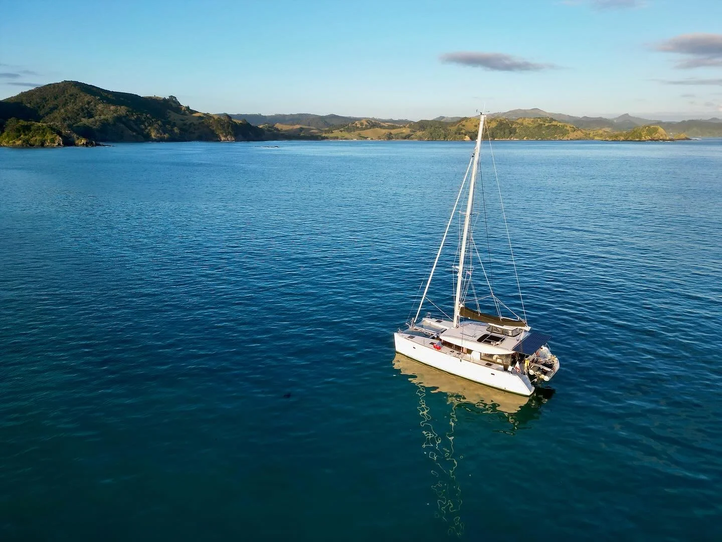 February 25 in New Zealand &hellip; 

Hidding from westerly winds before going back to the Poorknights islands for diving.

Still few more months before going back!

⛵️⛵️⛵️⛵️⛵️

#sailing #lagoon450 #lagooncatamaran #newzealand #aotearoanz🇳🇿 #nature