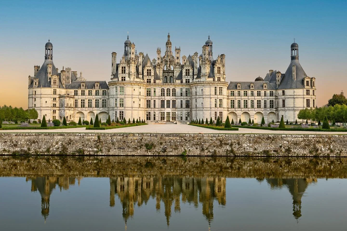 Les Ch&acirc;teaux de La Loire
🏰🏰🏰🏰🏰🏰🏰🏰🏰🏰🏰🏰🏰

There are around 300 Medieval, Renaissance and mixed castle in the Loire valley, some super famous and other hidden in small remote villages. 
Near Amboise, a fun place shows 41 reduction of 