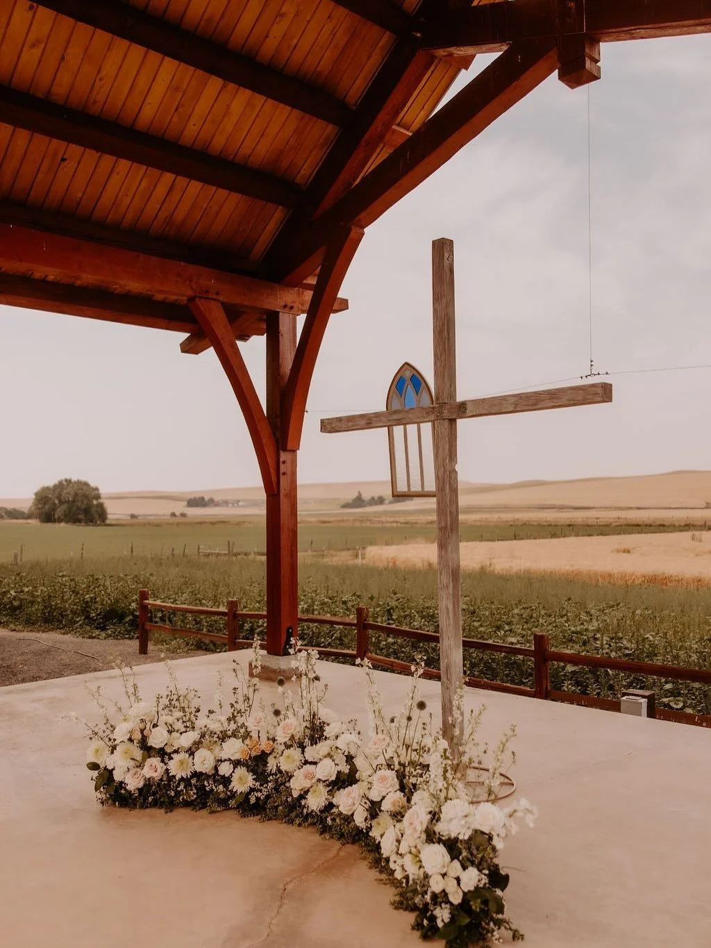 Summer romance framed by wheat fields + breathtaking blooms.🌾

Vendor Team
Photographer @alexandraraephoto 
Videographer @luke_likes_lakes 
Venue @redbarnfarms_coltonwa 
Planner @i.do.wedding.coordinating 
Catering @happydaycateringservice 
Florals 