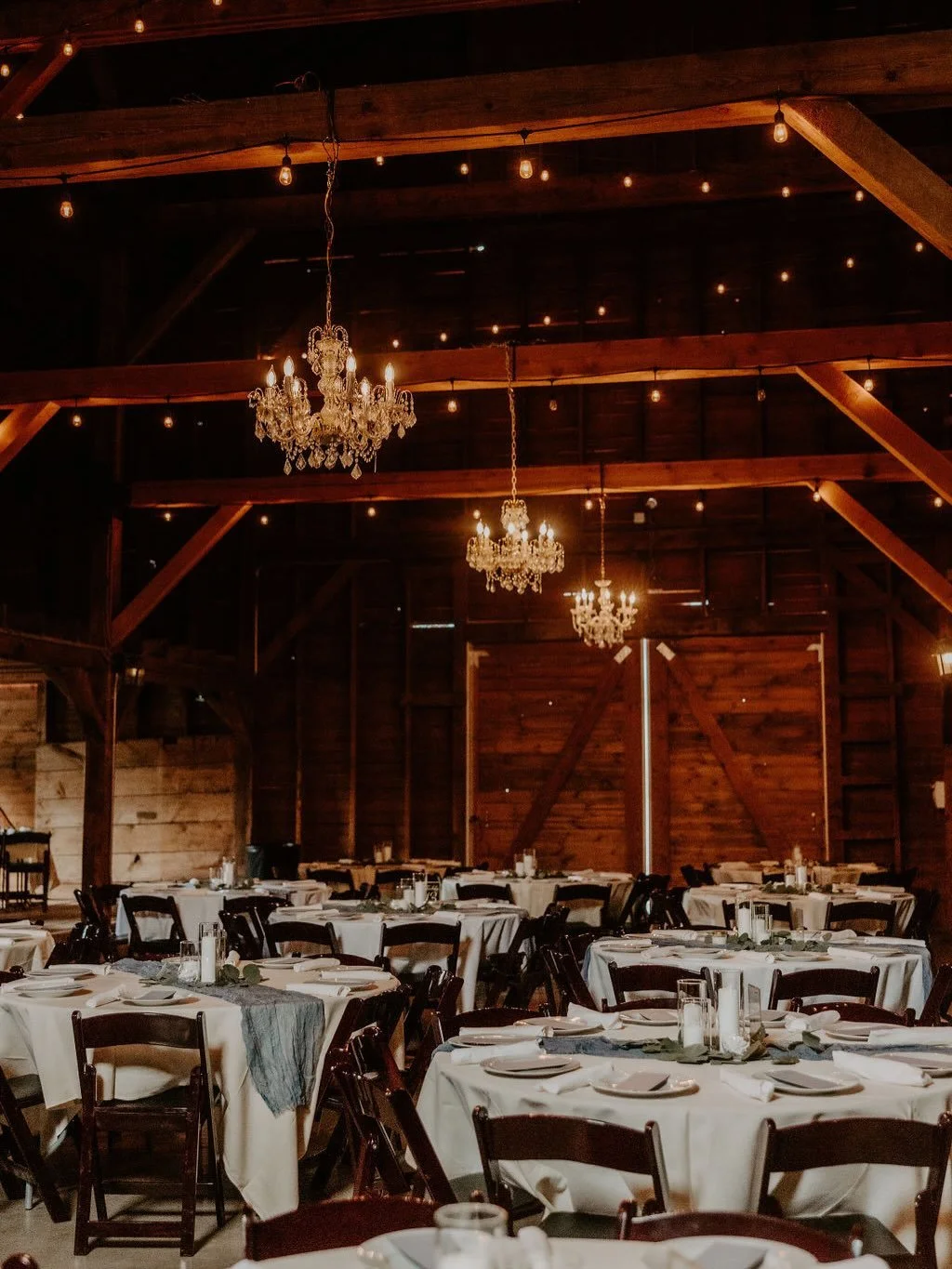 ⁉️Did you know⁉️
At Red Barn Farms, you have the freedom to bring your wedding vision to life on within your budget, with the flexibility to choose your own vendors or involve family and friends to make it uniquely yours.

Vendor Team
Photographer @a