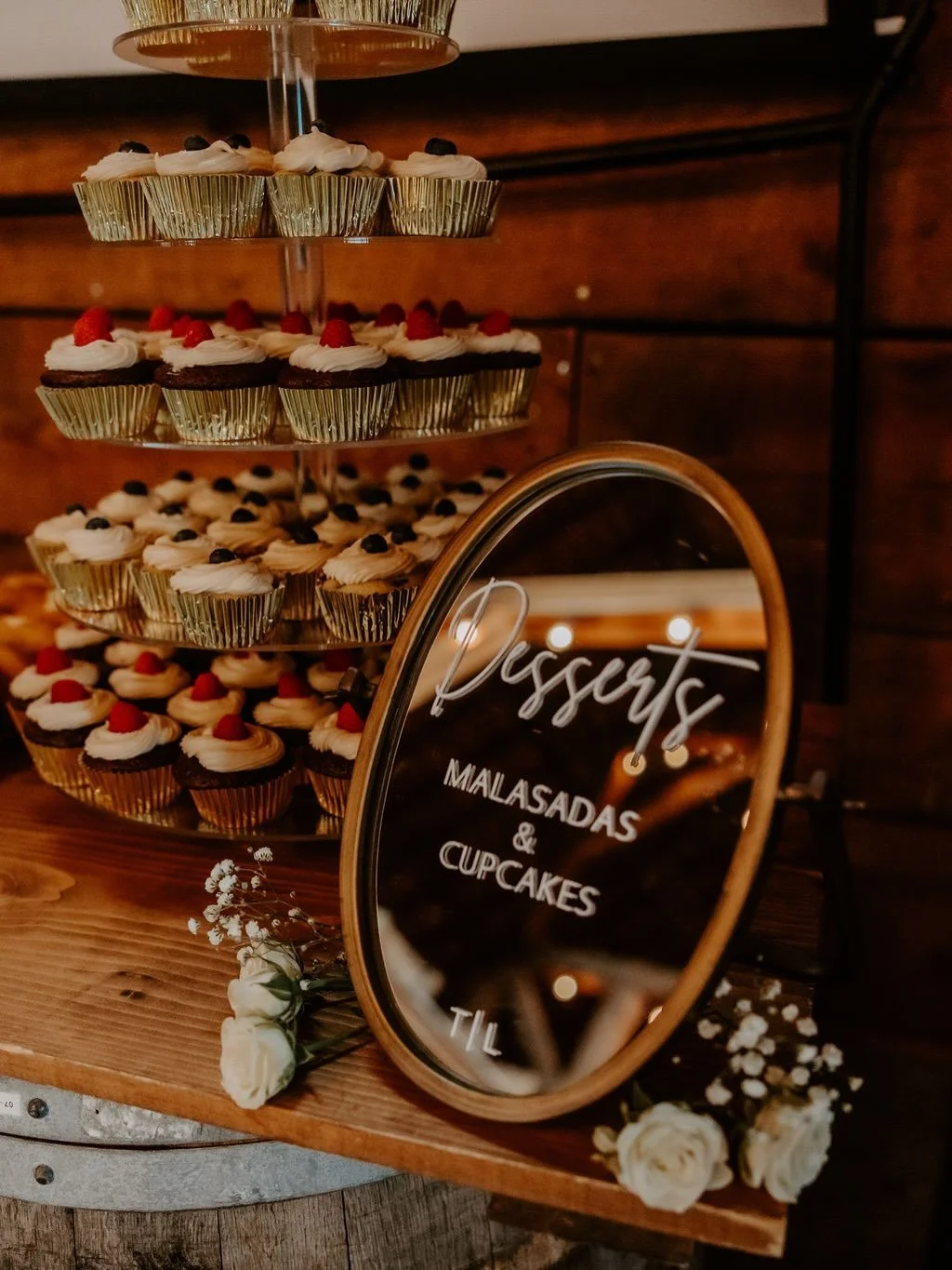 Malasadas + cupcakes, the sweetest little duo, a little love story of its own! And yes, candles are allowed at Red Barn Farms (as long as the wax is caught 😉). That warm glow against the rustic barn setting? Instant romance.
Dusty blue, soft green, 