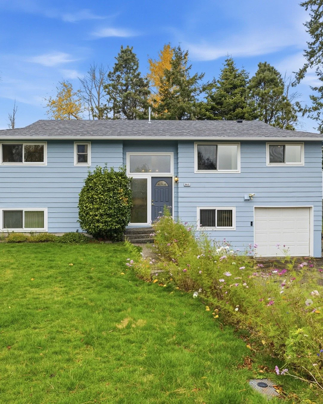 This Bellingham gem is ready to welcome you home! The main level offers 3 bedrooms and 2 bathrooms, filled with natural light. Enjoy a full chef&rsquo;s kitchen with top-tier appliances and an original brick fireplace with access to the back deck&mda