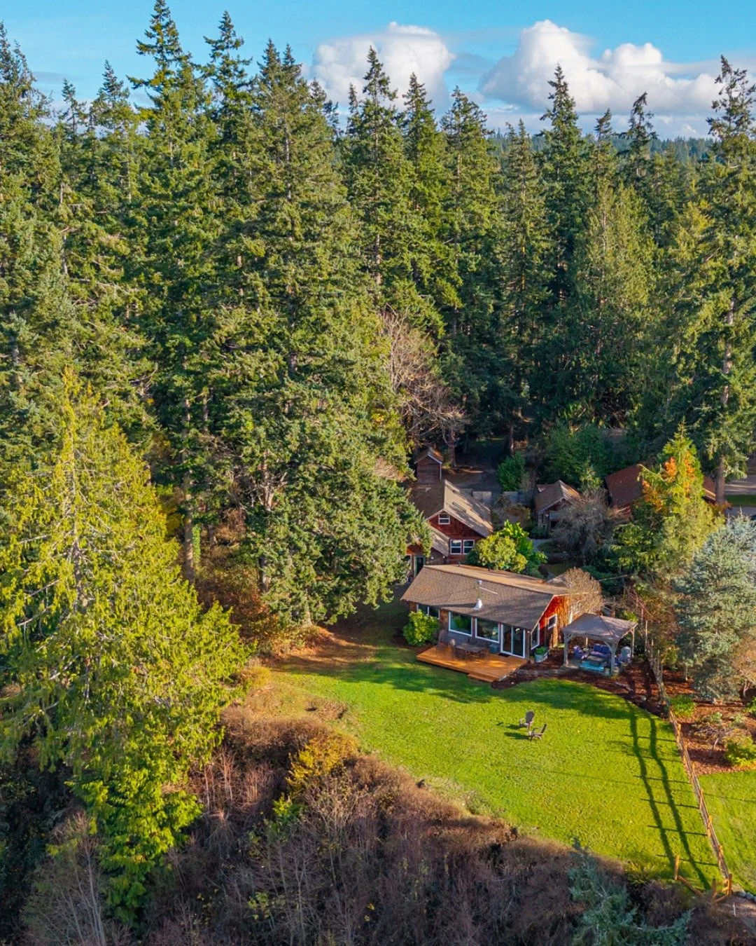 ✨JUST LISTED✨
Recent upgrades include new roof, decks and more! Amazing, must-see property. Total of almost 2200 sqft living space combined in two dwellings. Just over an acre of beautifully landscaped waterfront property located just 1+/- mile from 