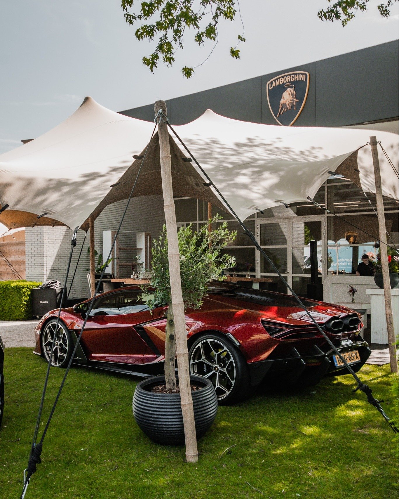 Stijl boven alles. Sommige creaties verdienen meer dan alleen beschutting.
Onze stretchtenten bieden schaduw en bescherming, met de elegantie die deze iconen verdienen.

We cover precious moments ✨
.
#bedouinstretchtents #hypercar #lamborghinirevuelt