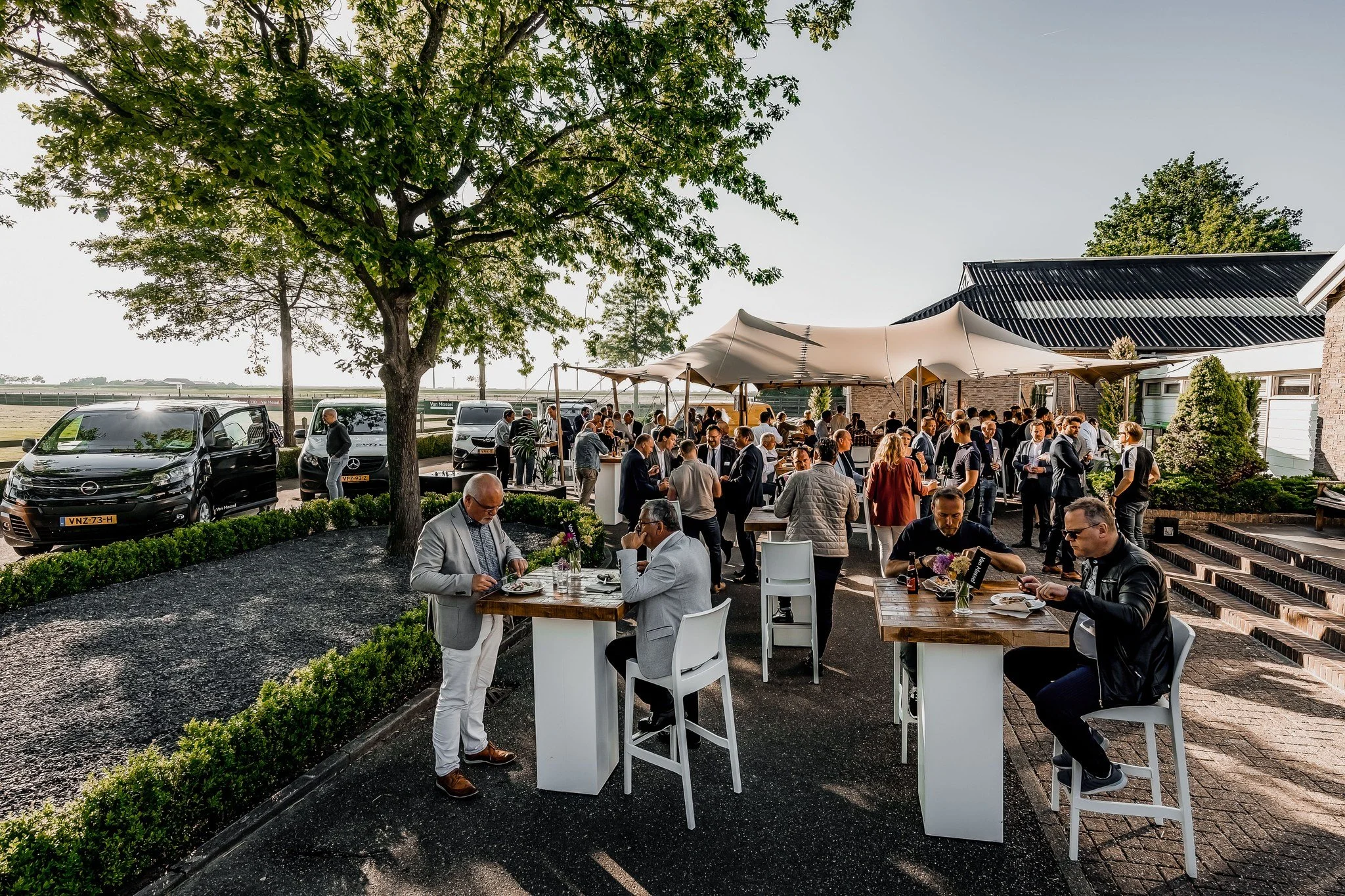 Een zakelijke bijeenkomst in de buitenlucht? Onze stretchtenten bieden alle ruimte. Functioneel &eacute;n stijlvol, voor vergaderingen, presentaties of netwerkborrels. Met onze tenten cre&euml;er je een inspirerende setting waarin inhoud en beleving 