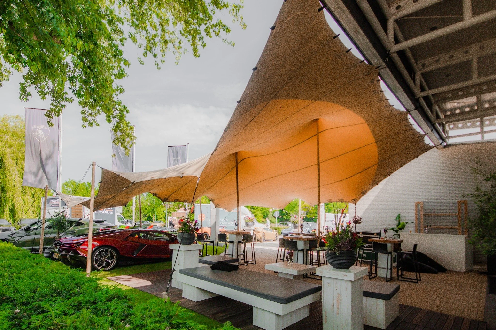 Het blijft een dynamisch gezicht, krachtige vormen die expressie geven aan luxe. Onze stretchtenten voegen niet alleen functionaliteit toe, maar cre&euml;ren een beleving. De lijnen, het perspectief, het silhouet, altijd stijlvol. Altijd in balans me