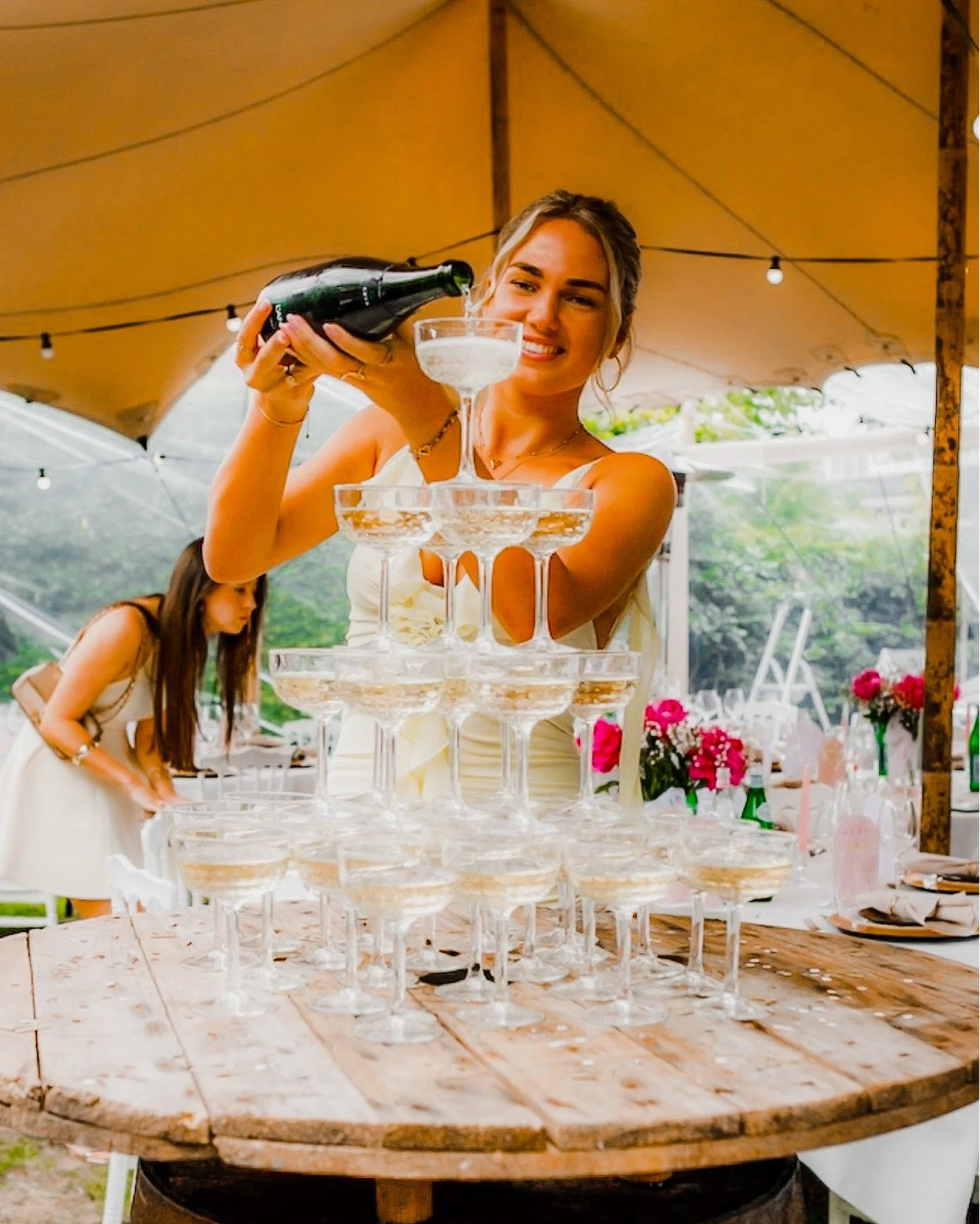 Onder een Bedouin-tent gebeurt er iets bijzonders. Het licht valt zachter, de sfeer voelt rijker en zelfs een champagnetoren lijkt n&oacute;g feestelijker. Onze stretchtenten cre&euml;ren niet alleen beschutting, maar een ervaring. Elegant, stijlvol 
