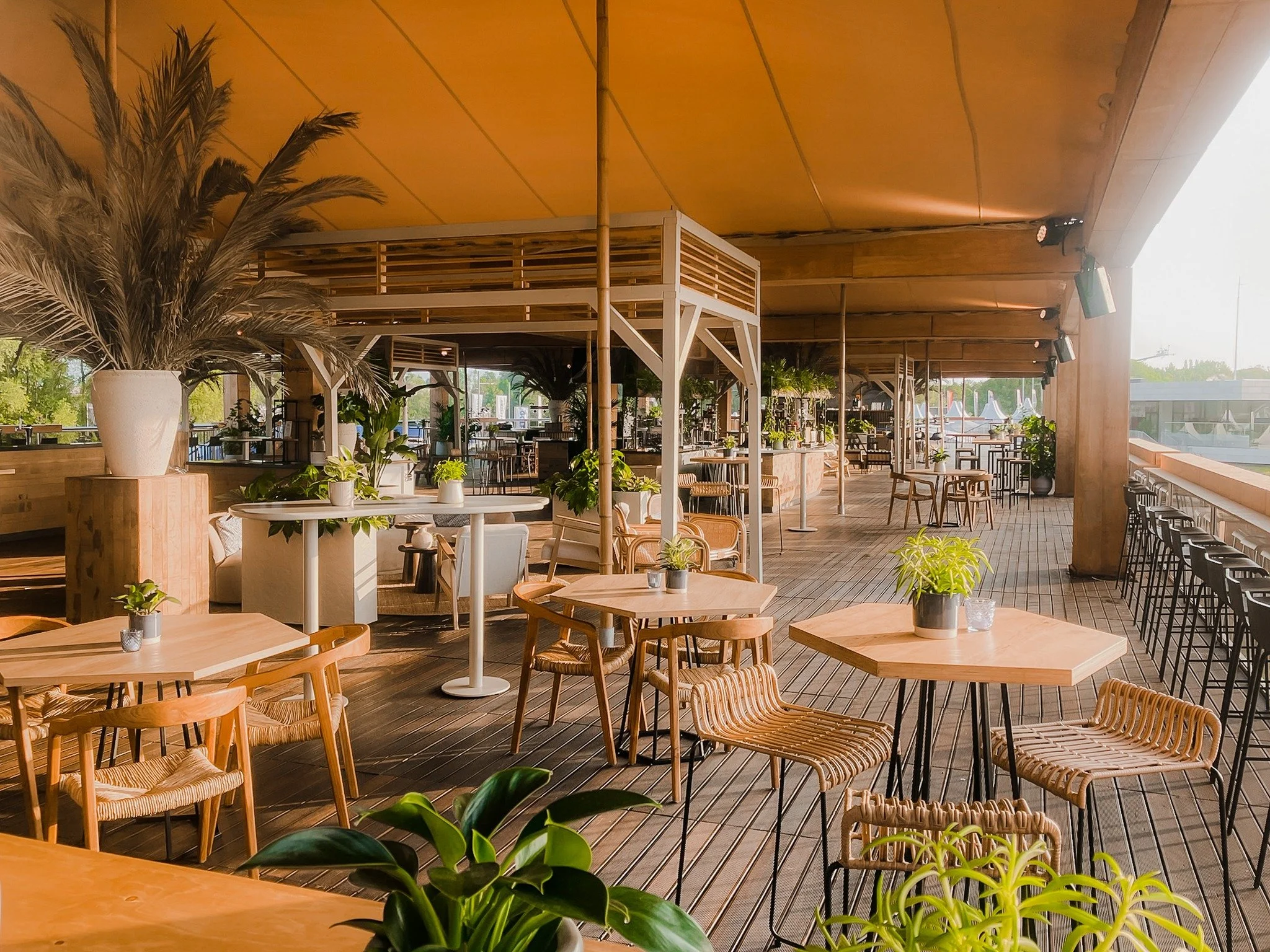De tafels staan, het licht is goed en de tent? Die zorgt voor de rest. Bedouin stretchtenten bieden niet alleen beschutting, maar brengen elegantie, warmte en een gevoel van welkom. Een perfecte overkapping. Dit is het decor. De herinneringen komen v