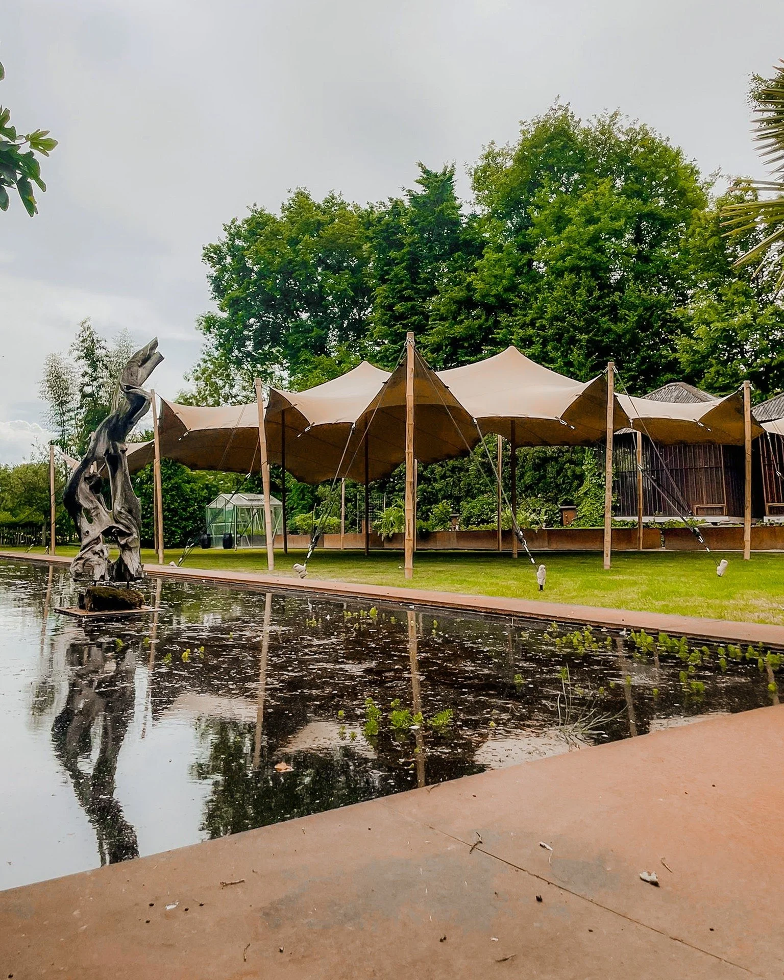Midden in het groen strekt zich een tent uit die bijna onwerkelijk mooi is. Royaal, sierlijk en perfect verweven met de omgeving. Hier voelt elk event als een sc&egrave;ne uit een modern sprookje. Een plek waar sfeer, natuur en beleving moeiteloos sa