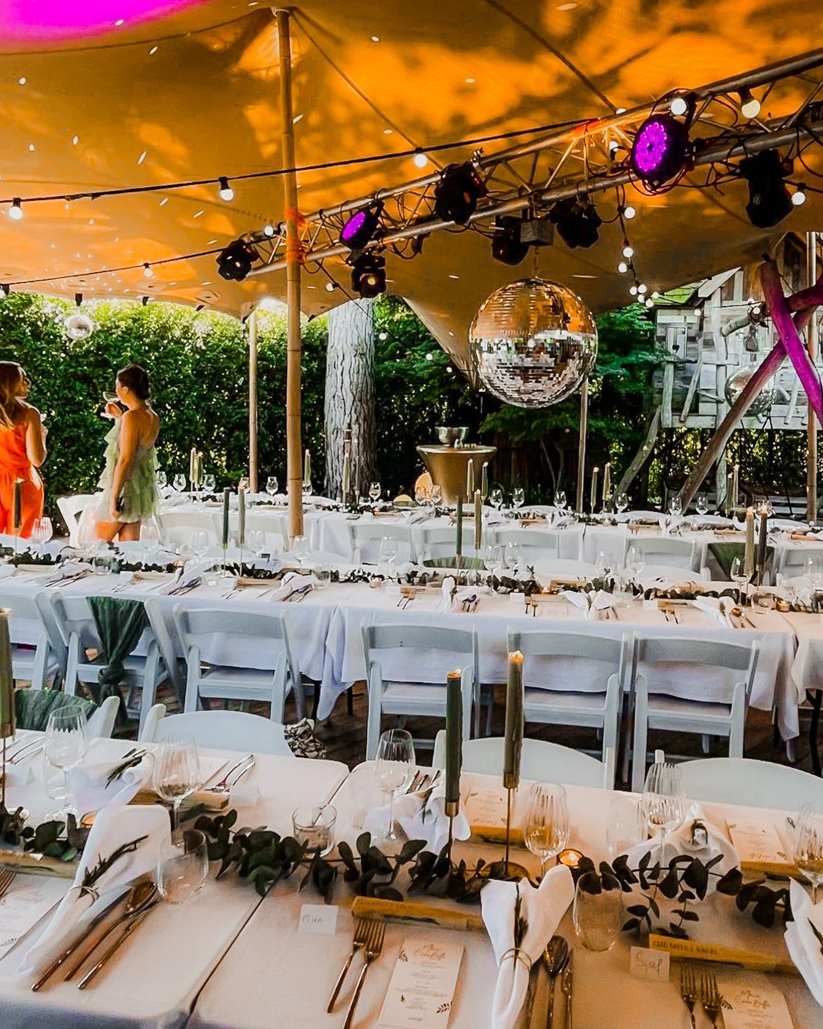 Lange tafels, strak wit linnen en sfeervolle spots die alles laten glanzen. De avond belooft nu al bijzonder te worden en dat is nog v&oacute;&oacute;r het eerste gerecht is geserveerd. Onder het dak van Bedouin ontstaat een intieme sfeer, zelfs op g