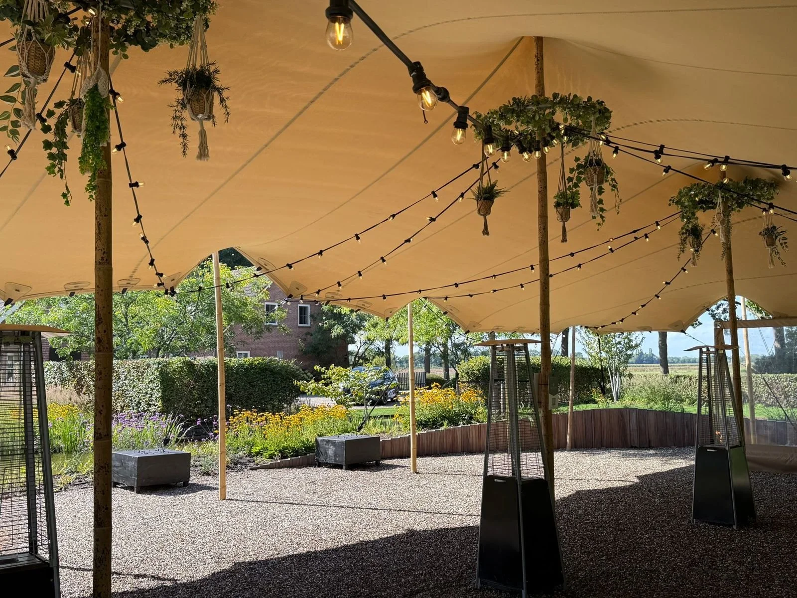 Op 2 en 3 oktober vind je onze tenten bij Meesters in de Tuin in Cuijk. Daar waar vakmanschap, inspiratie en design samenkomen, laten wij zien hoe onze stretchtenten en schaduwoplossingen buitenruimtes sfeer en beschutting brengen: voor tuinen, terra