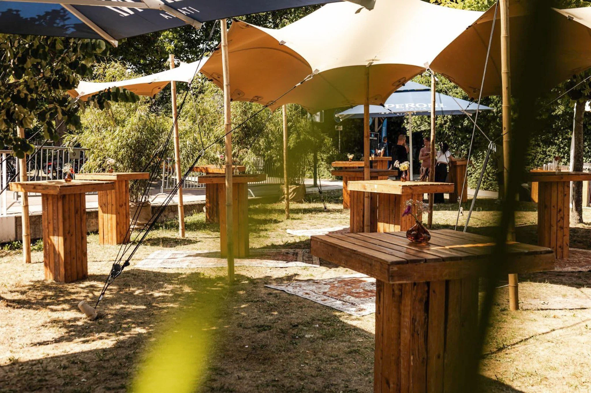 ✨ Zon hoog aan de hemel, schaduw onder onze stretchtenten. Met statafels in de startblokken voor een gezellig event is de sfeer al voelbaar. Onze tenten zorgen voor comfort &eacute;n uitstraling, klaar voor ieder moment.

We cover precious moments ✨
