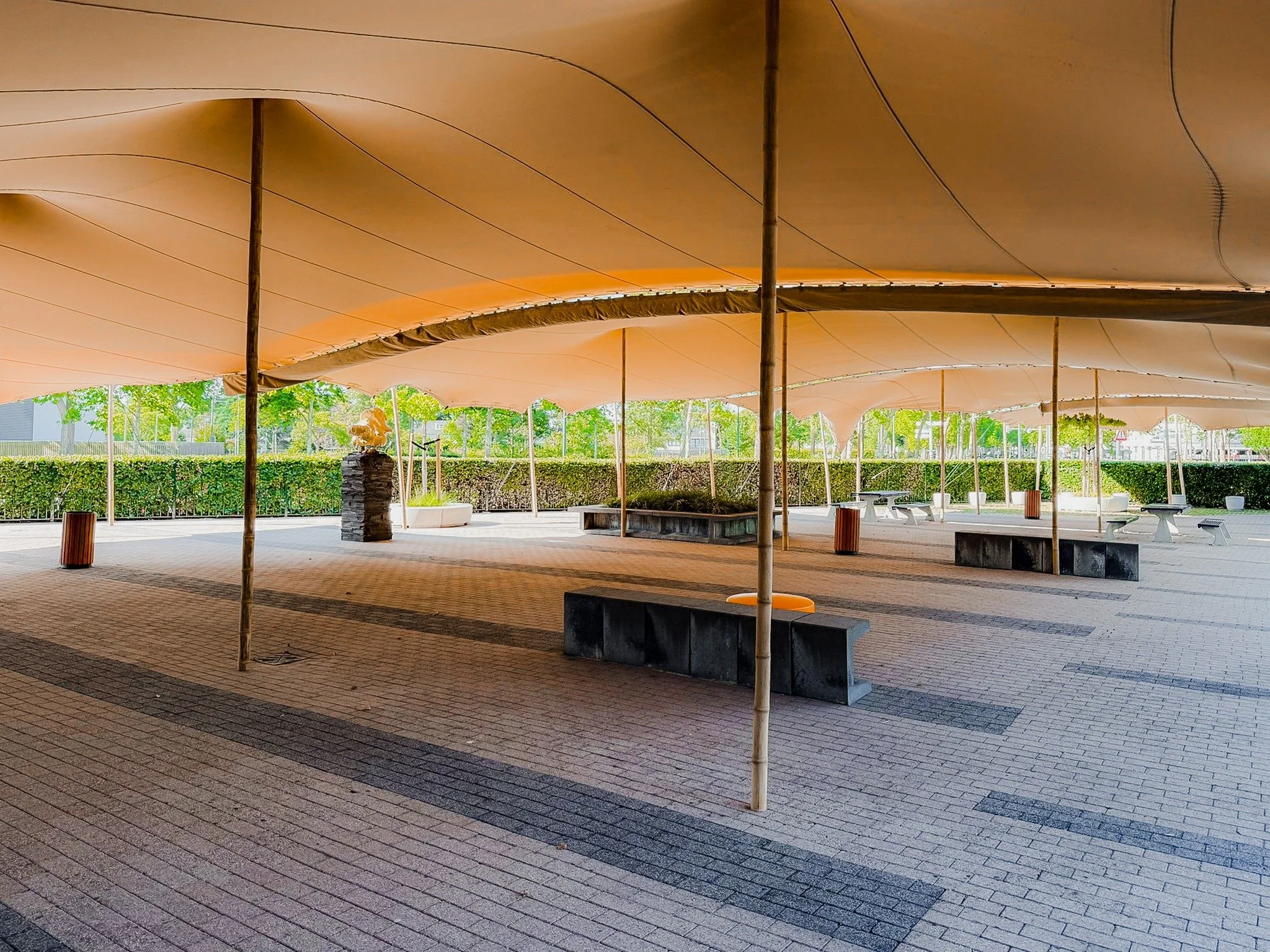 ✨ Groot terrein? Groot feest? Onze stretchtenten groeien moeiteloos mee. Voor dit spetterende eindfeest van een school plaatsten we een imposante tent die ruimte gaf aan alle gezelligheid. Van klein en intiem tot groots en uitbundig &ndash; wij zijn 