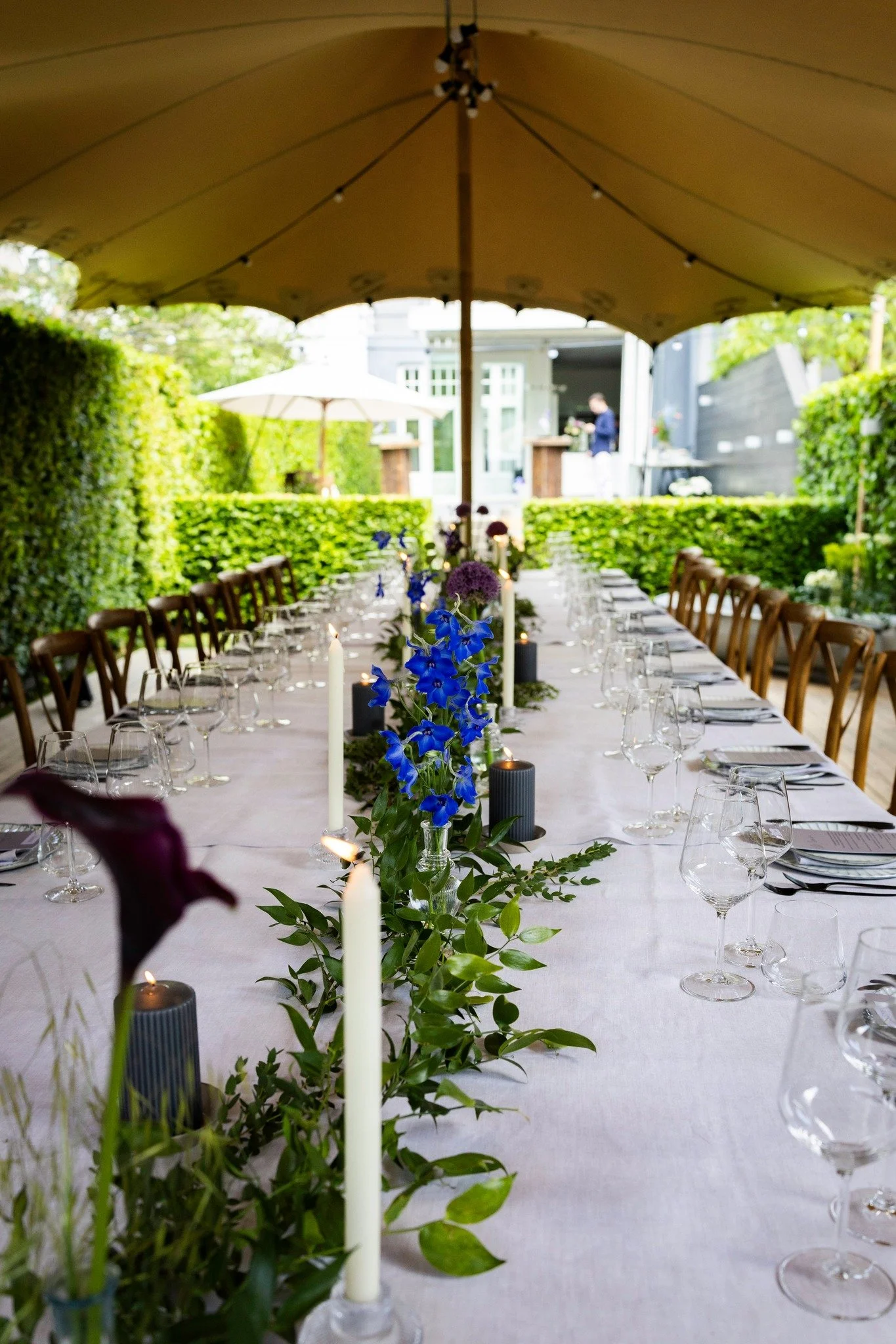 ✨ Een meterslange dinertafel, prachtig in beeld gebracht. Het perspectief laat zien waar het &eacute;cht om draait: samen tafelen, proosten en genieten onder een sfeervolle stretchtent.

We cover precious moments ✨

#stretchtent #bedouintent #dinerta