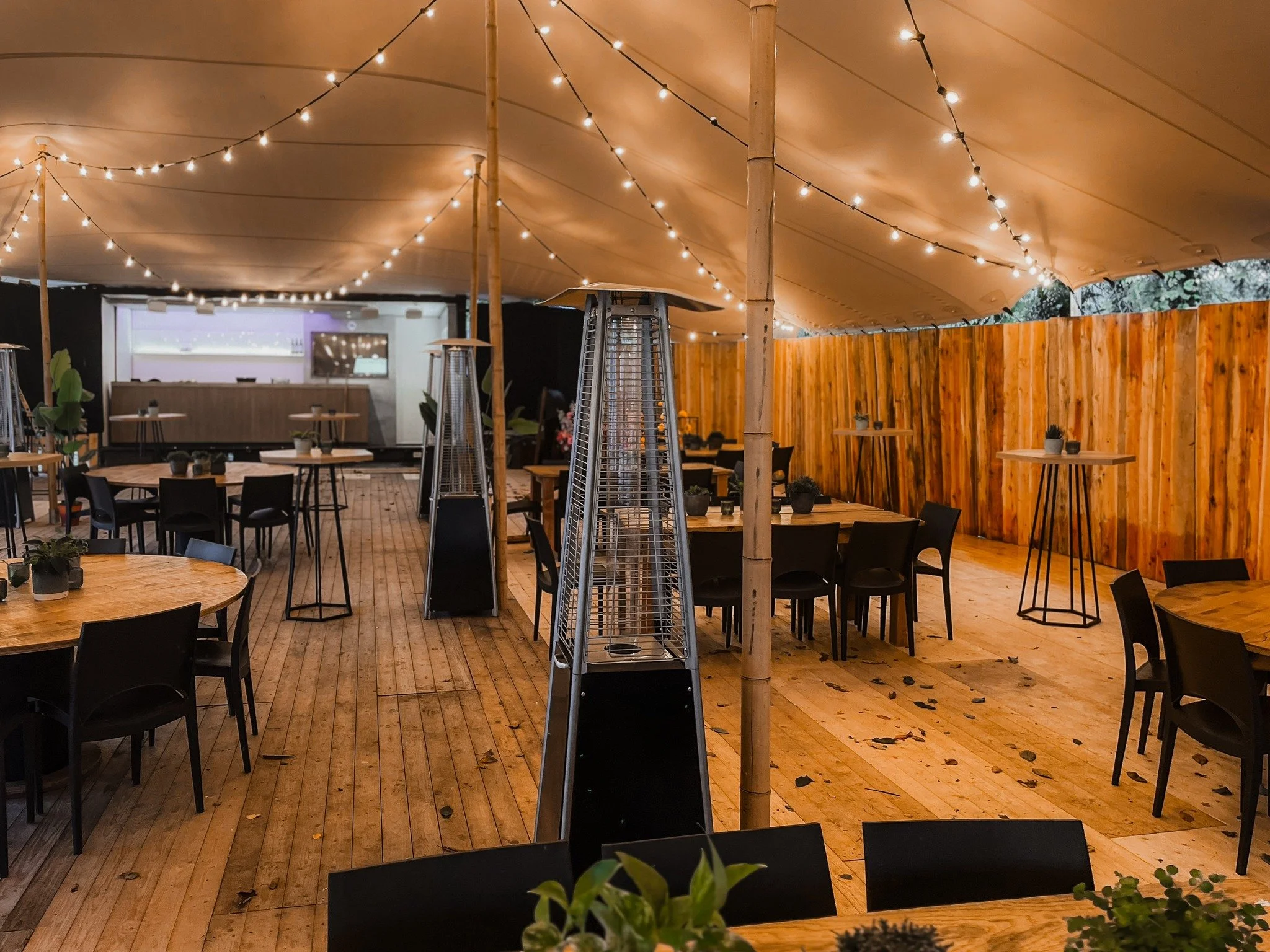 Ook in dit seizoen cre&euml;ren we de perfecte setting voor bijzondere gelegenheden. Met stijlvolle heaters en onze sfeervolle stretchtenten geniet je comfortabel van elk moment.
Buiten, maar toch behaaglijk.

We cover precious moments ✨

#stretchten