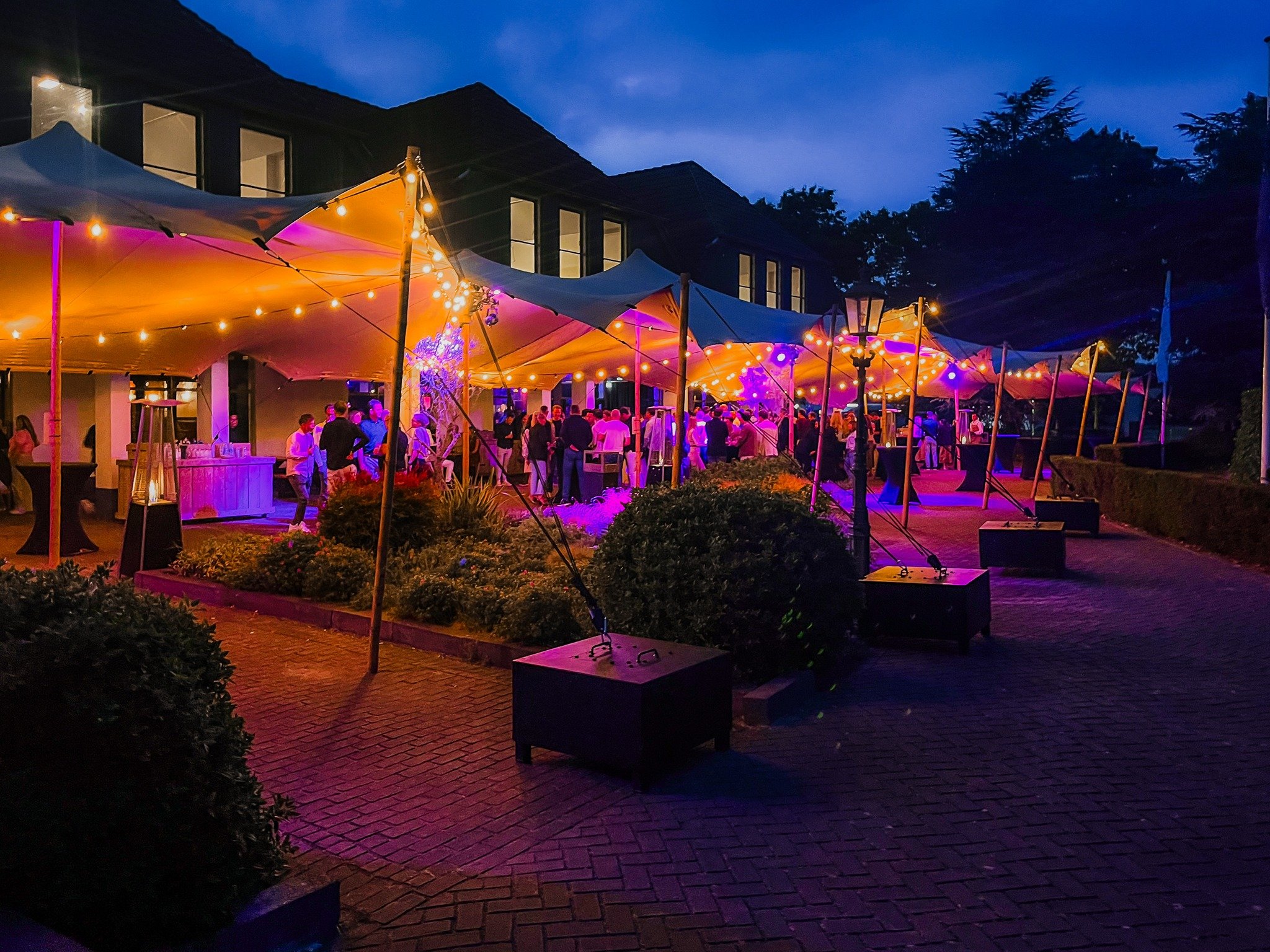 Kleurrijk, ruimtelijk en feestelijk. Onder deze imposante overkapping ontstaat direct sfeer. Onze stretchtenten geven ieder event een unieke uitstraling. Groots in beleving, warm in gevoel.

We cover precious moments ✨

#stretchtent #bedouintent #fee