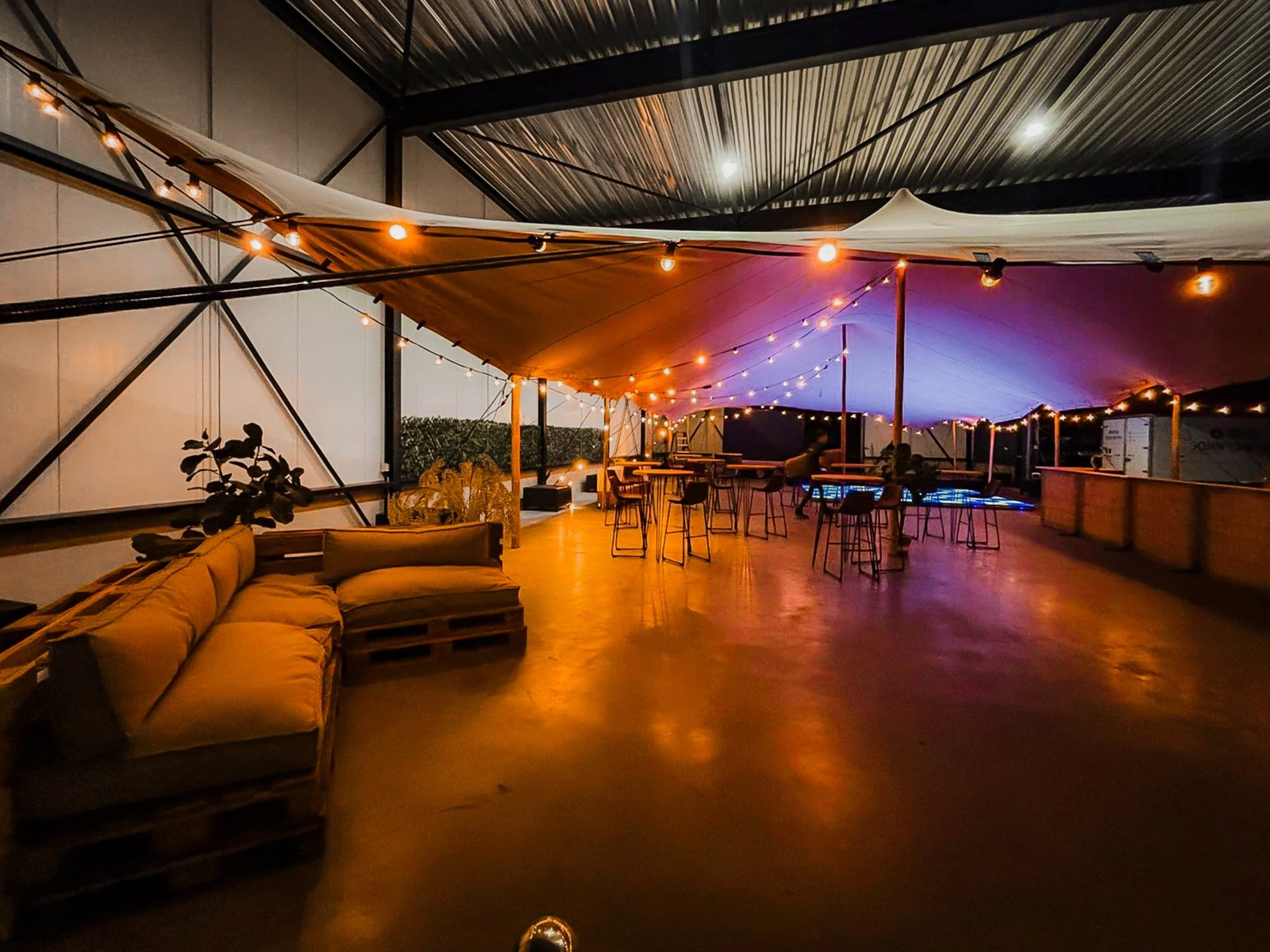 Een grote loods of een sfeerloos magazijn? Ook binnen cre&euml;ren we onze eigen wereld binnen de bestaande omgeving. Bedrijfsfeest op komst? Wij maken van jouw loods een lounge en van de parkeerplaats een winterterras. Ideaal voor kerstborrels, nieu