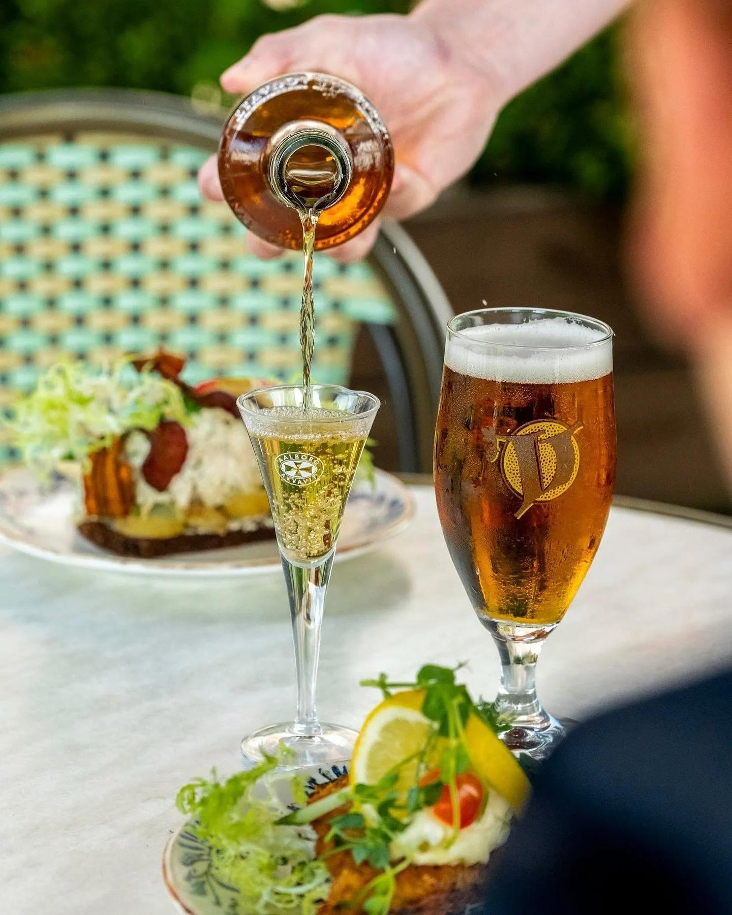 L&aelig;kkert sm&oslash;rrebr&oslash;d, kolde &oslash;l og en lille snaps ❤️

Skal vi ikke bare sige, vi ses til frokost hos Fru Thomsen? 🥂💛